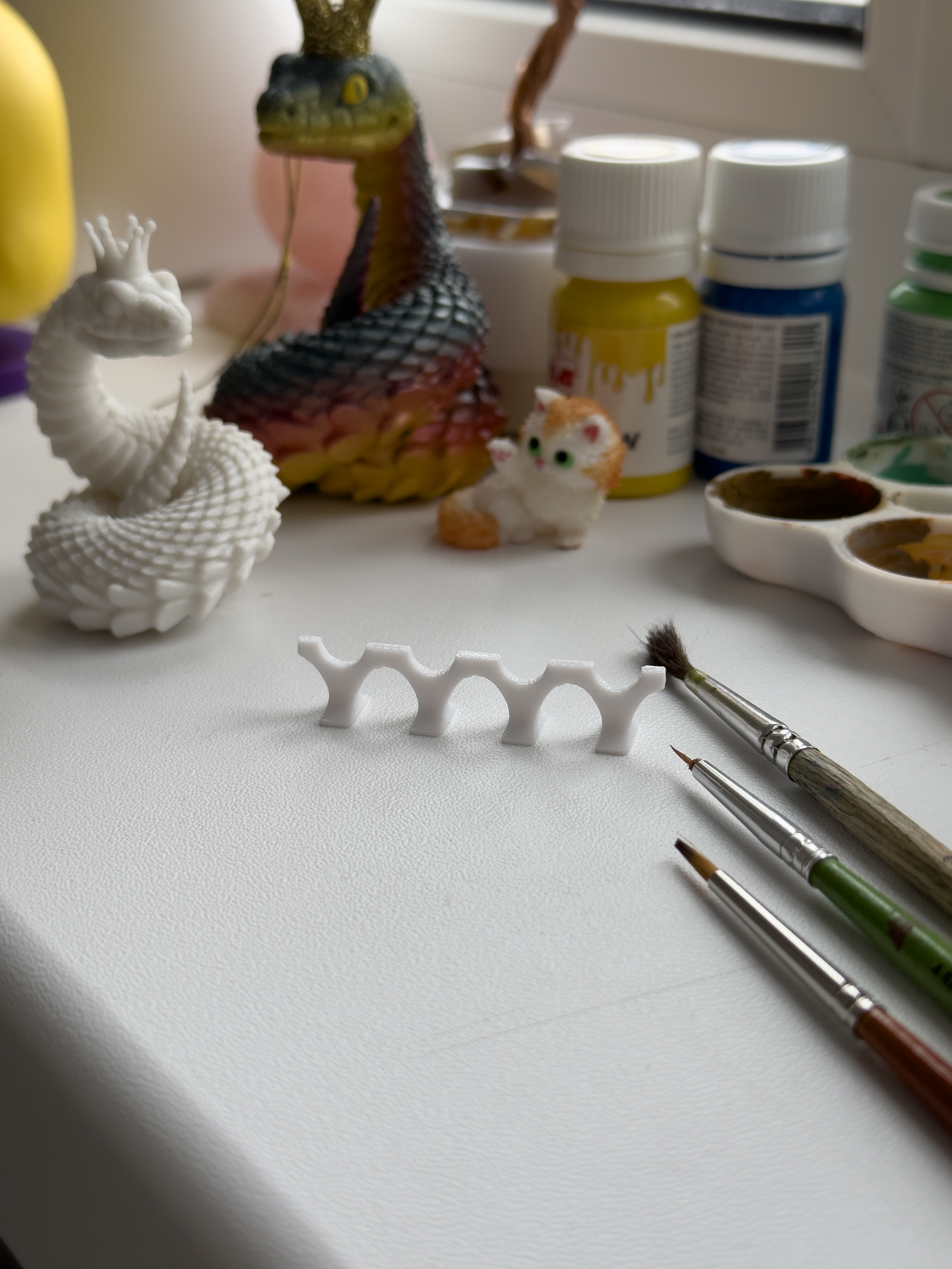 Brush holder for organizing paintbrushes