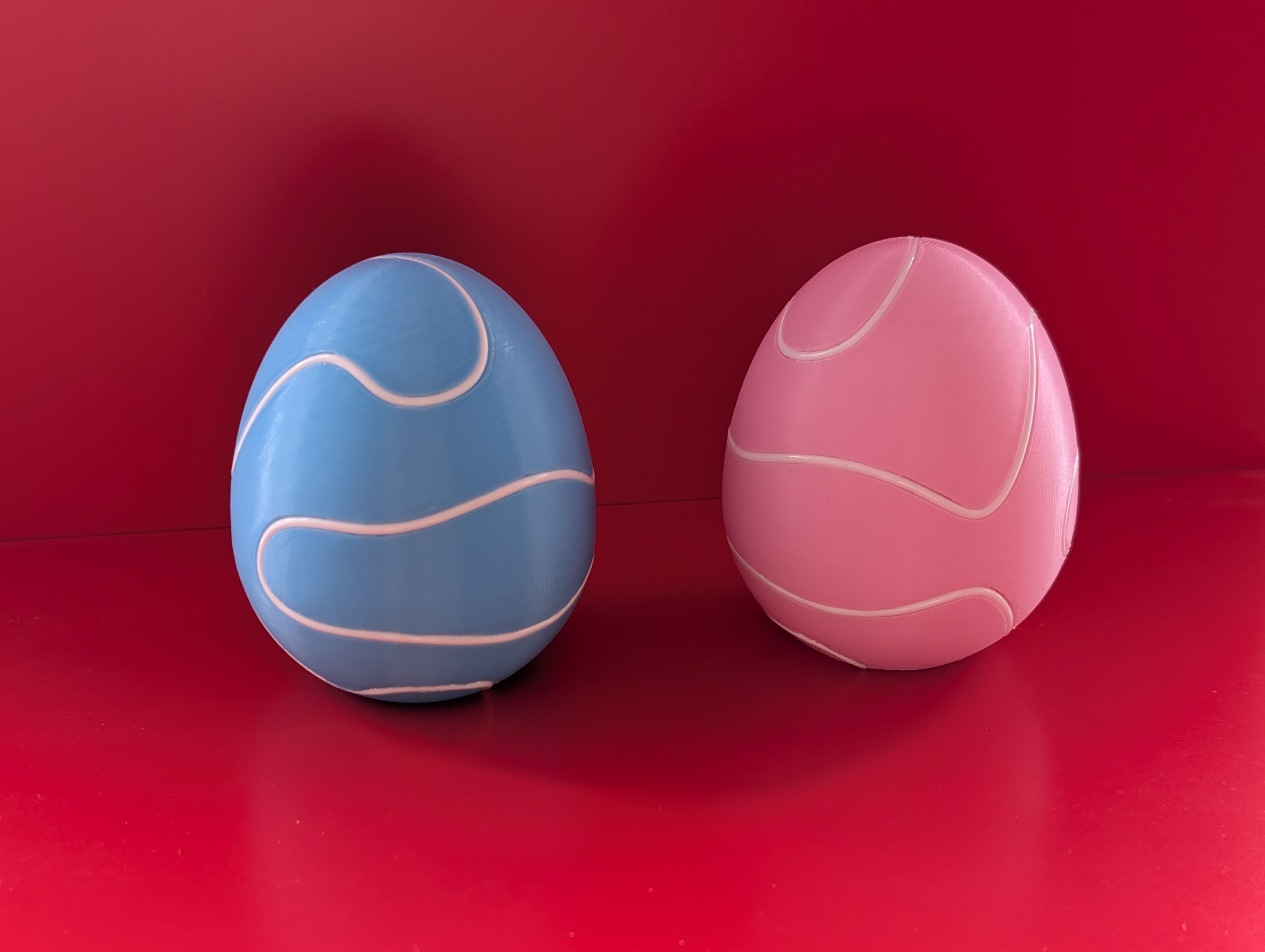 Easter egg with groove for secondary filament