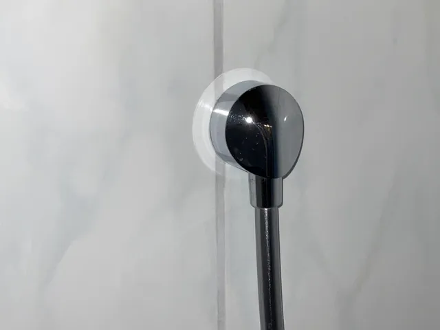 Intermediate piece for securing a cover cap of a shower hose connection