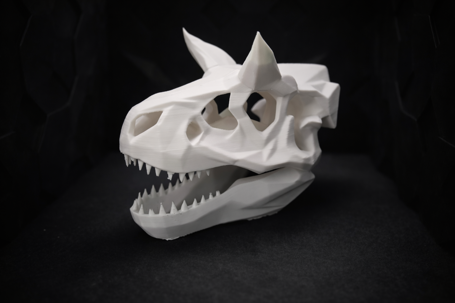 Low-Poly Dinosaurier Schädel – Moderner Deko Totenkopf 3D model