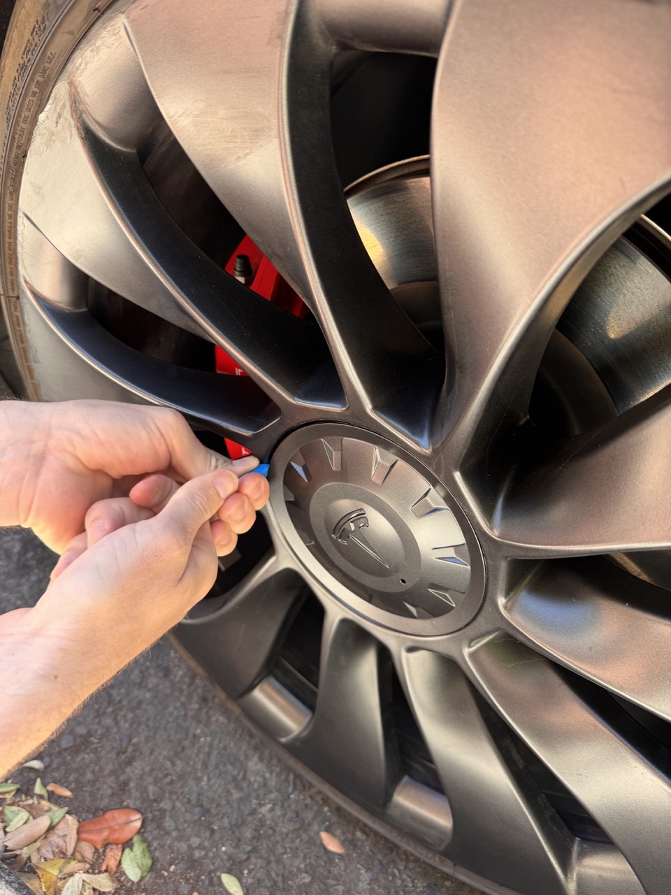Miniatura 2 do modelo 3D Model Y Performance Wheel Cap Locks