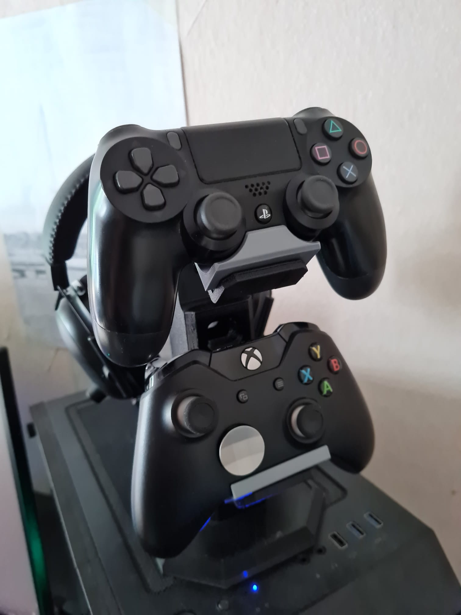 Xbox One and Ps4 Controller adapters for "Controller and headset holder" tower