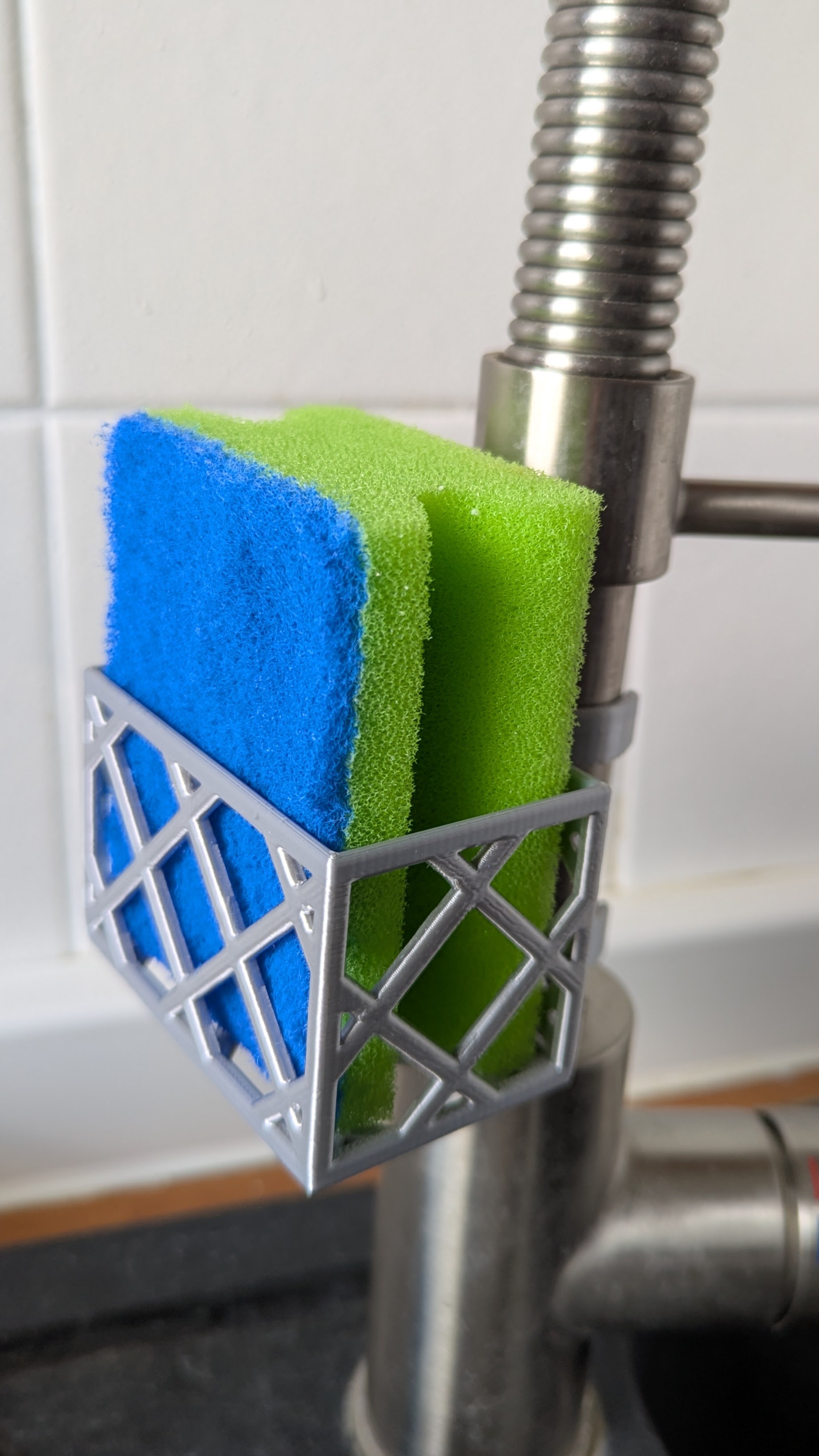 Faucet vertical sponge holder