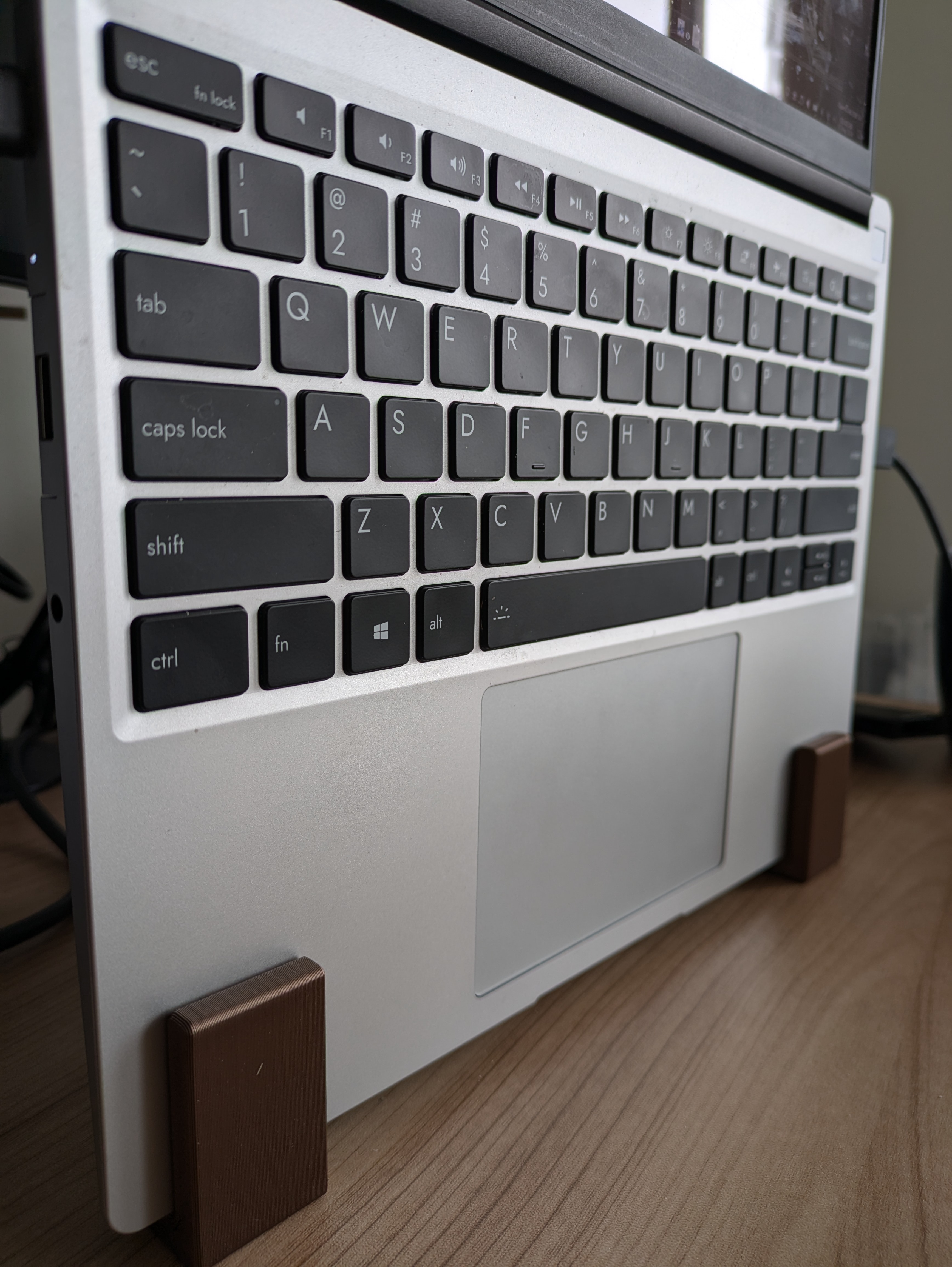 Tiny laptop stand - Framework 13