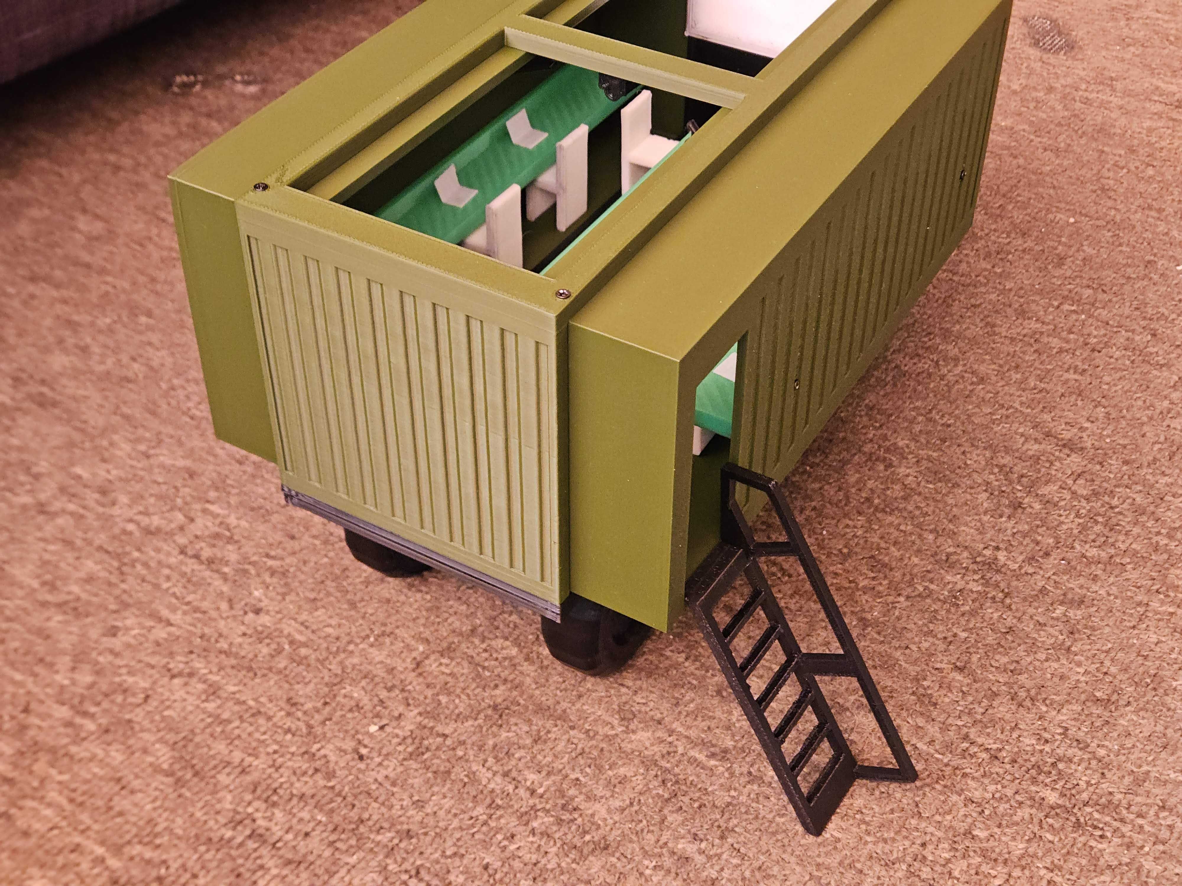 Heavy Tactical Truck with Multimedia Container ISO 20 — miniatura 7