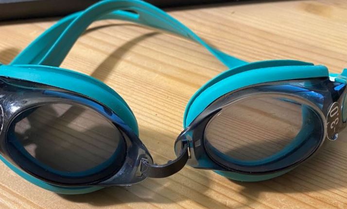 Nose strap for swim goggles