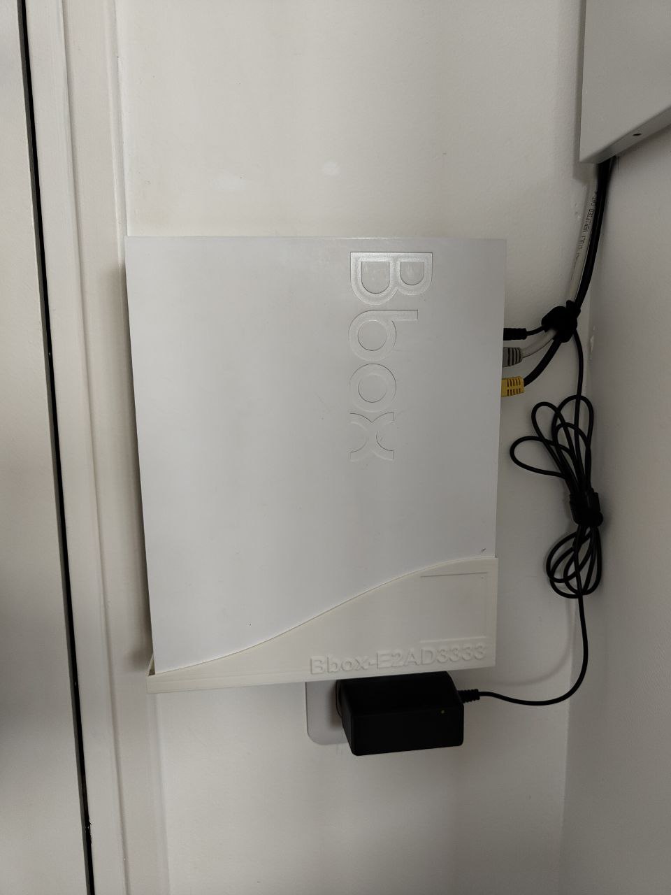 Support mural pour BBOX FIT avec ou sans emplacement pour QR code