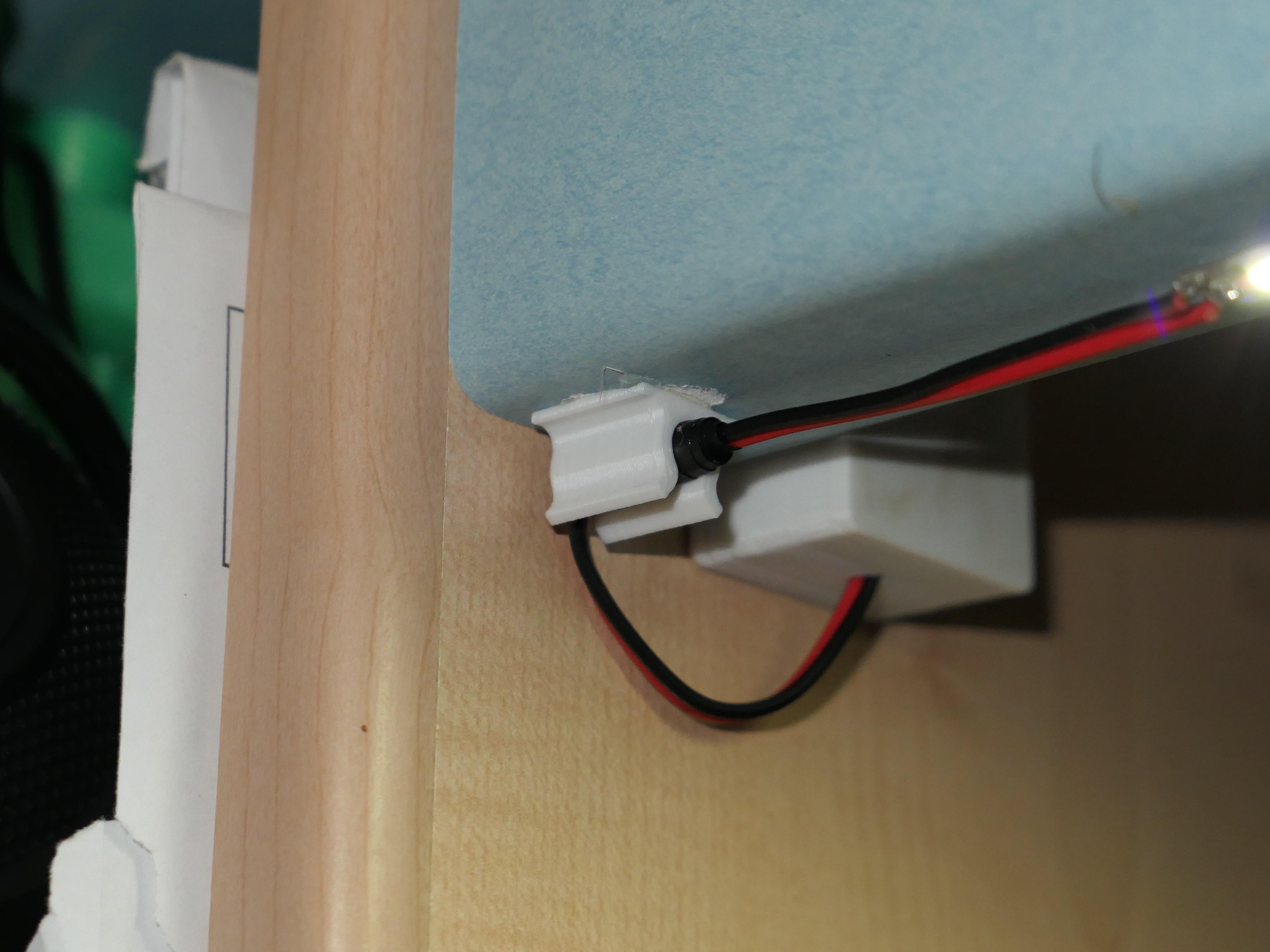Miniatura 3 do modelo 3D Small cable holder for corner and flat surface