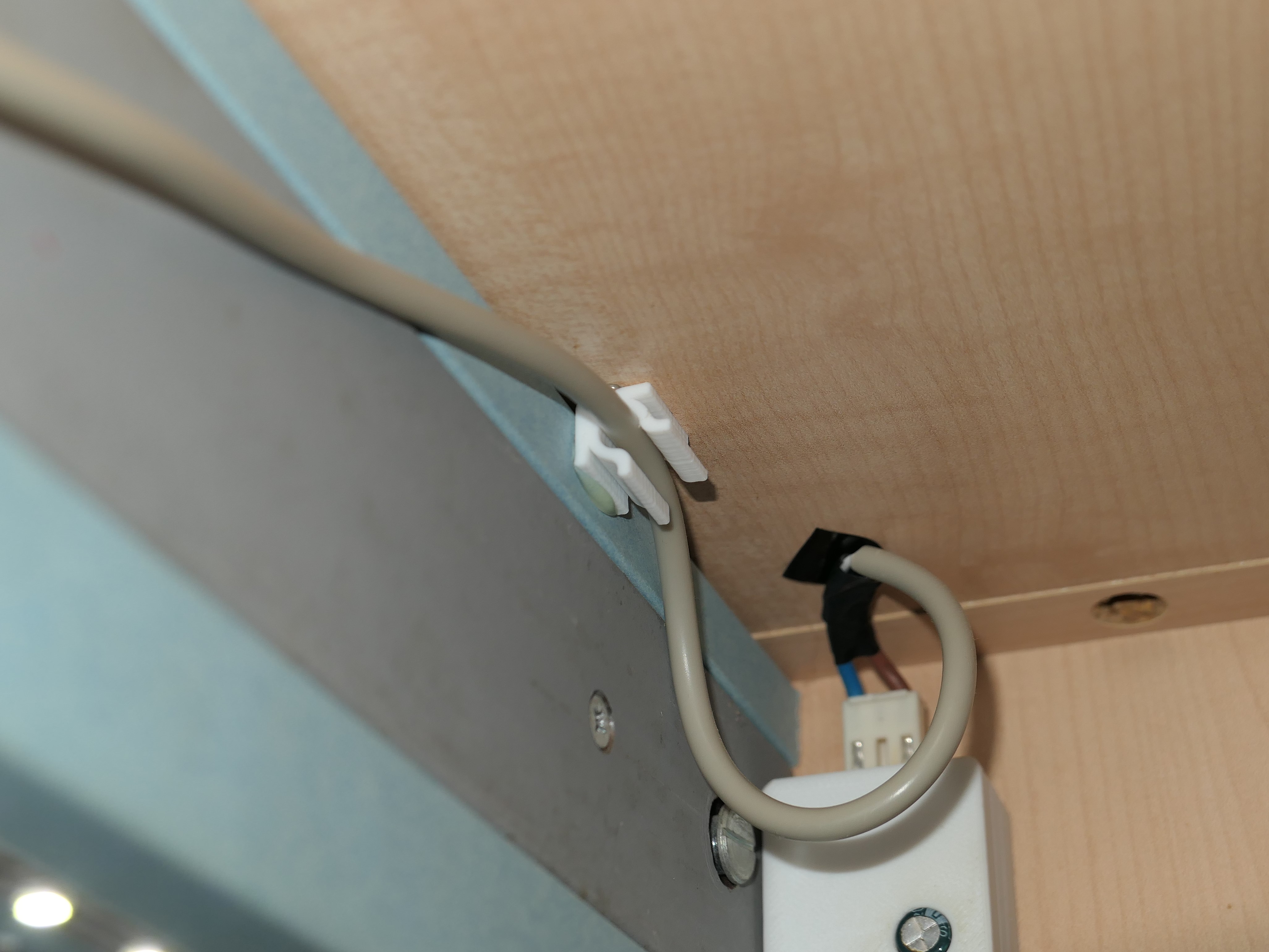 Miniatura 4 do modelo 3D Small cable holder for corner and flat surface