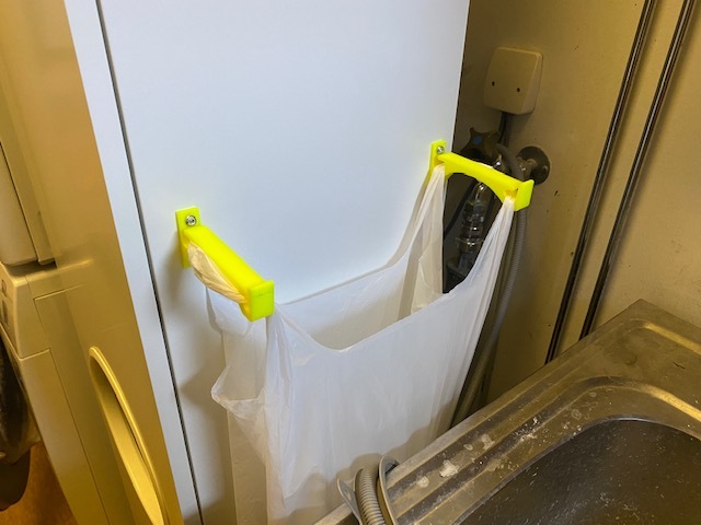 Garbage bag holder (screw edition)