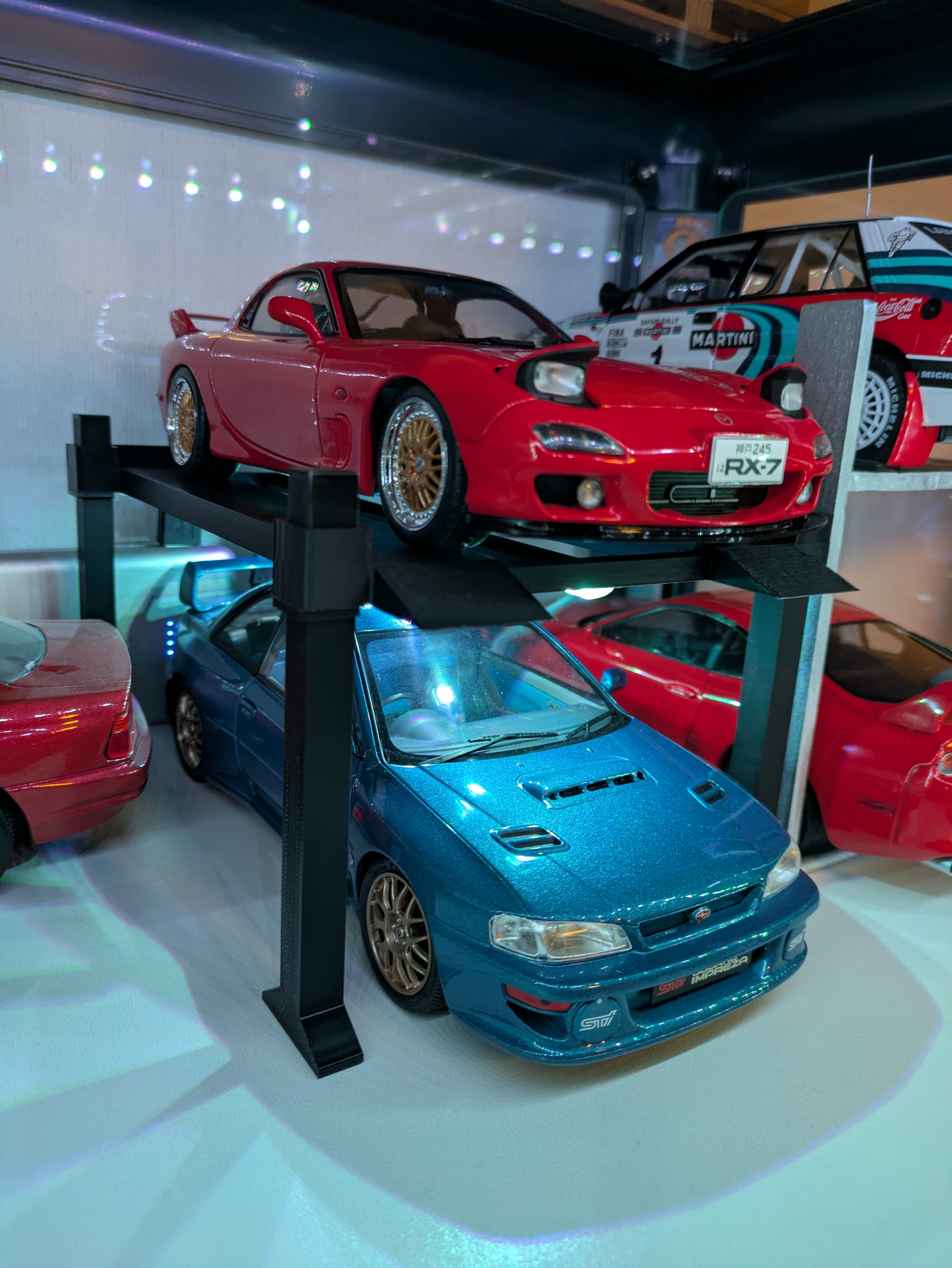 Car Lift  Scale  1/18 No fasteners needed.