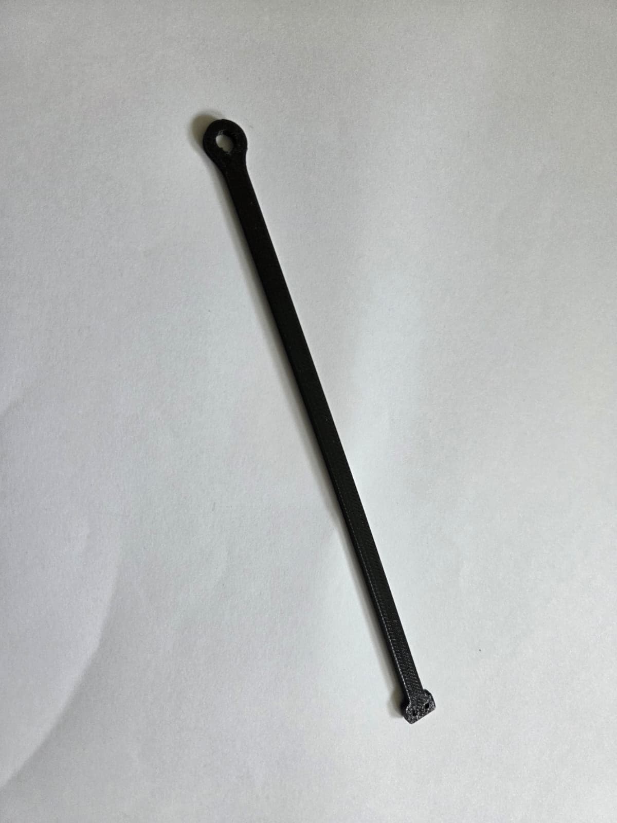 Retaining strap for fuel cap
