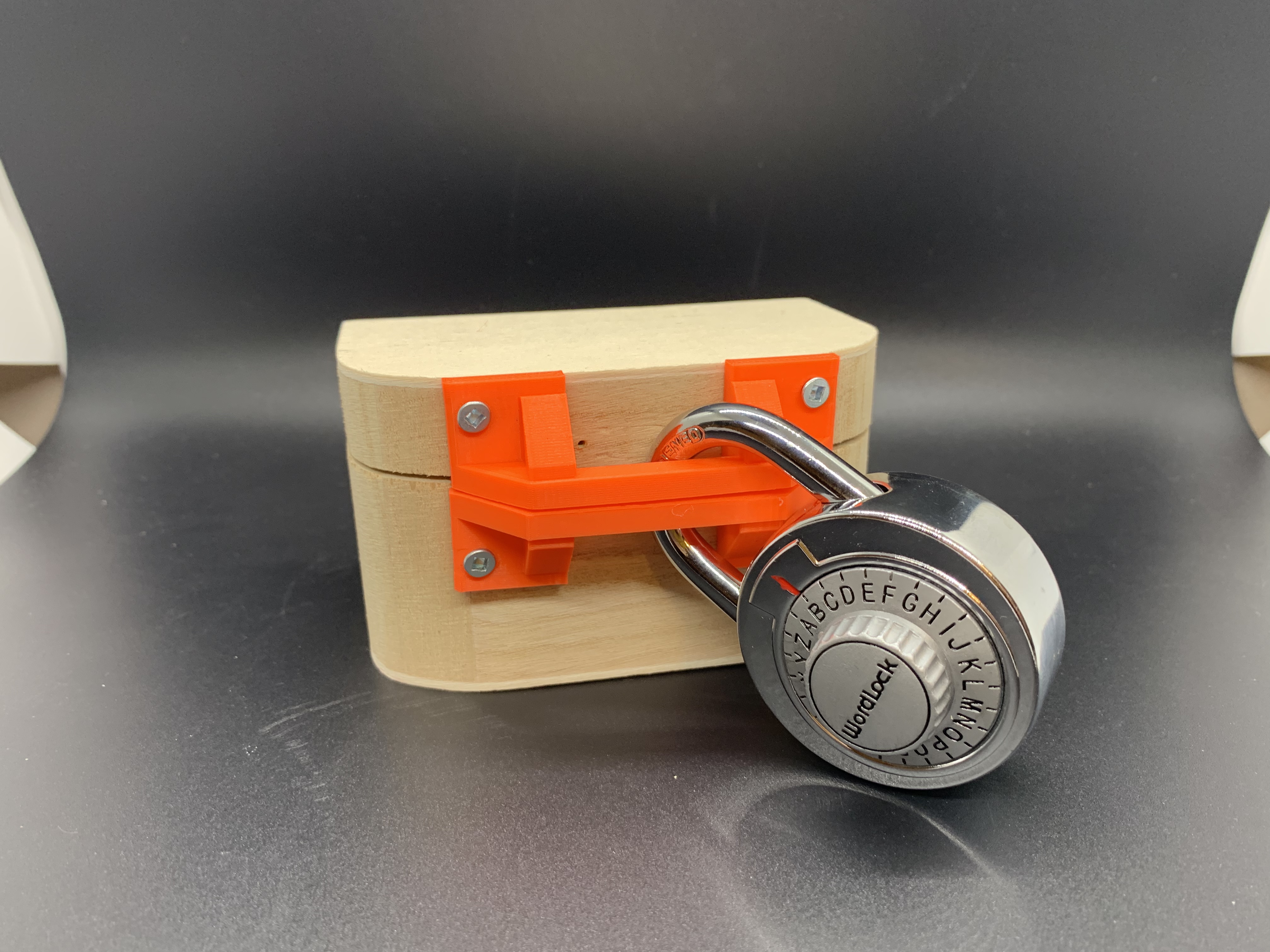 Small locking bar for wooden boxes