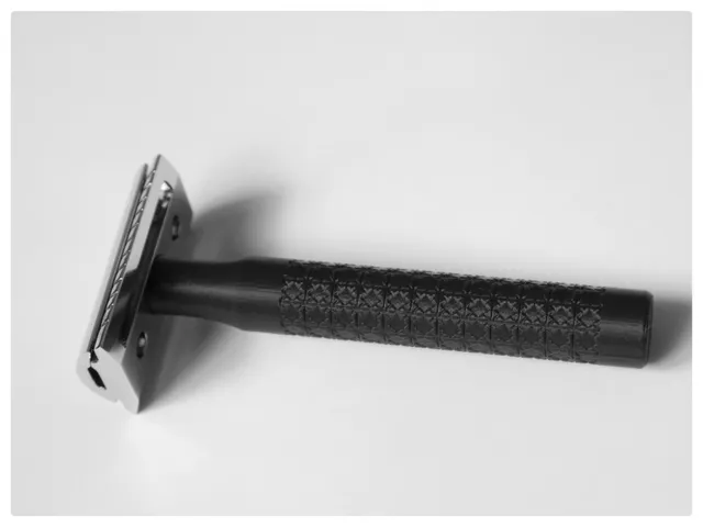 Double edge shaving razor handles