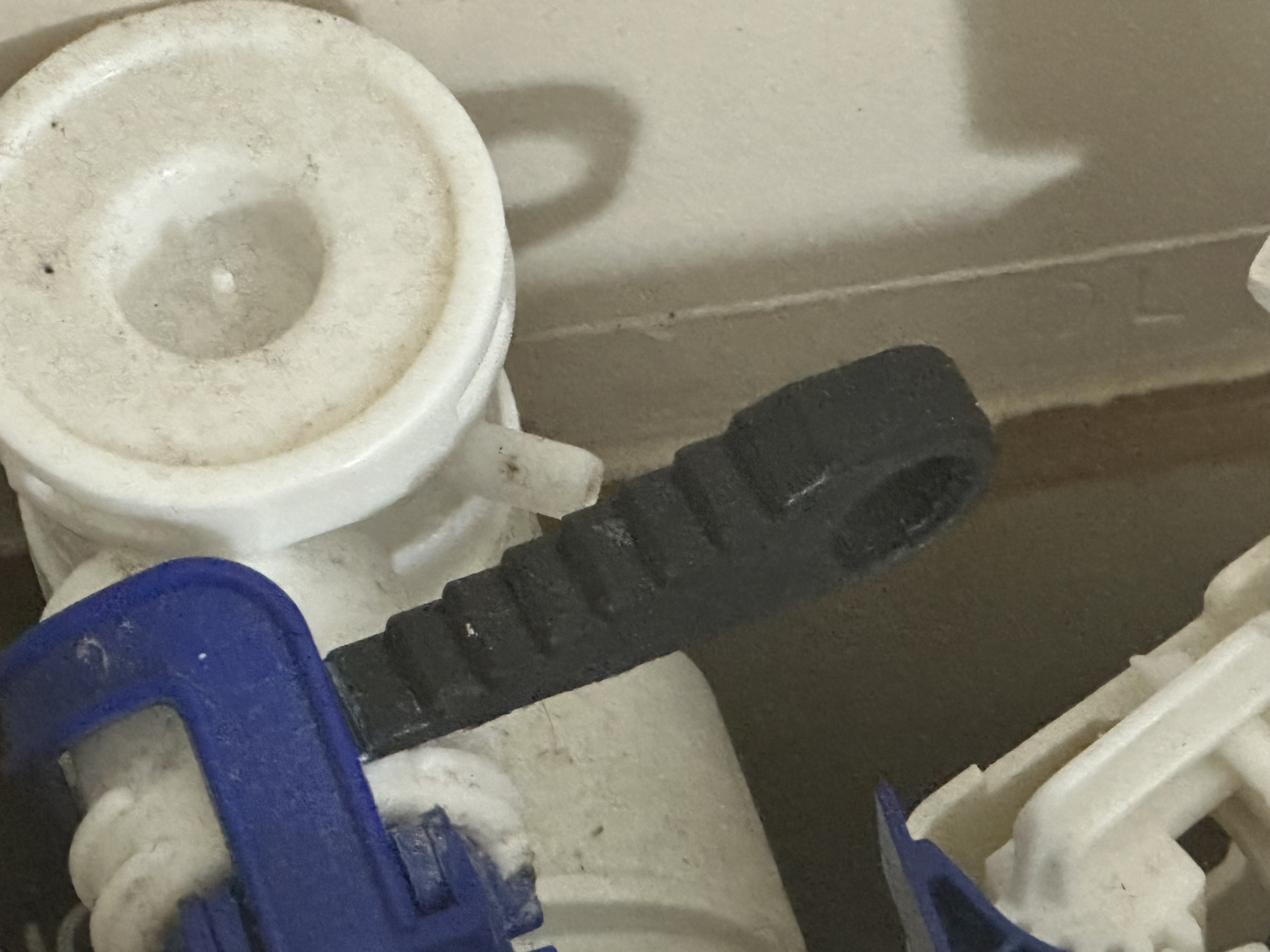Toilet water tank leakage emergency stopper