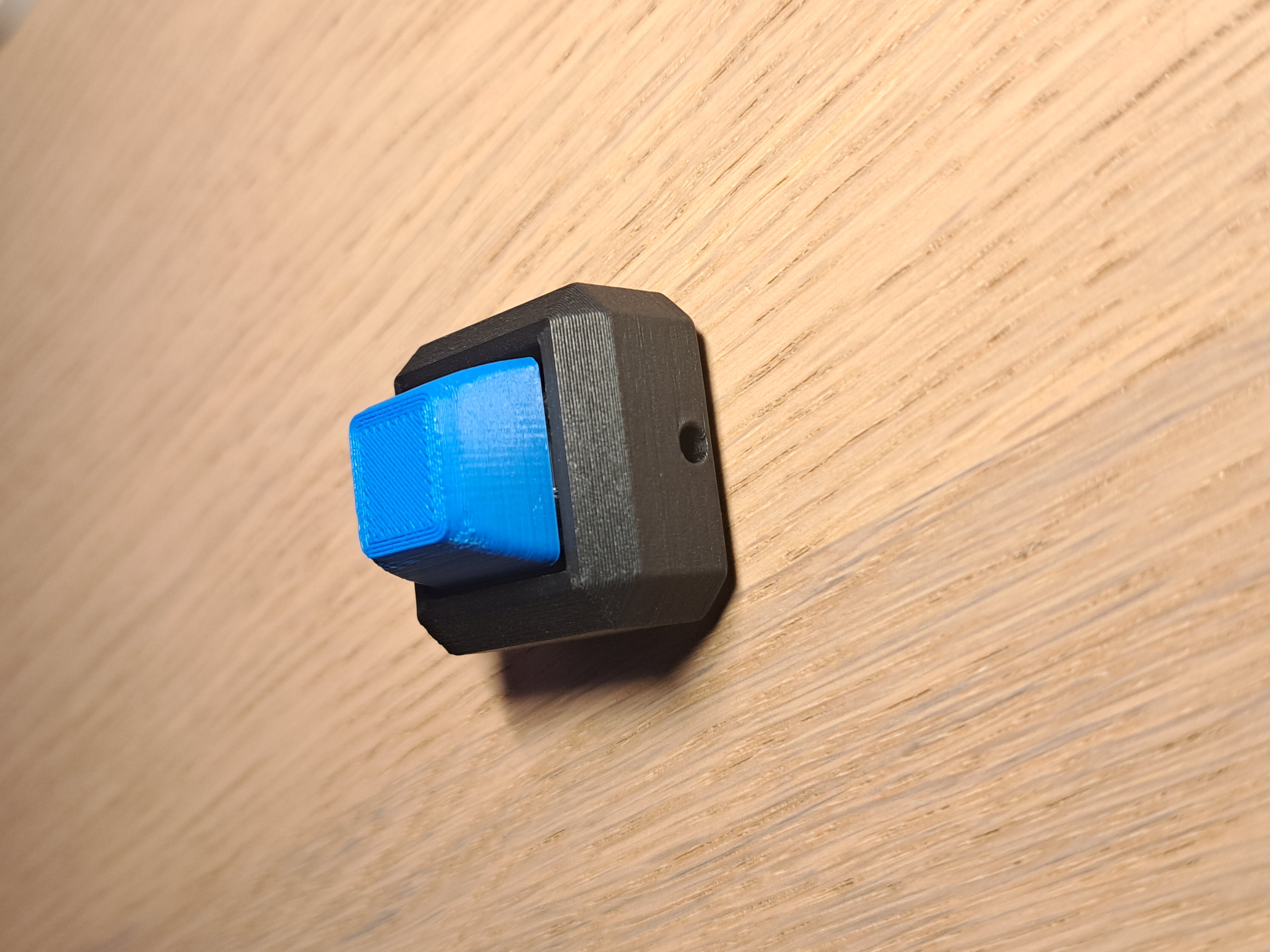 Miniatura 2 do modelo 3D Fidget Clicker Keychain