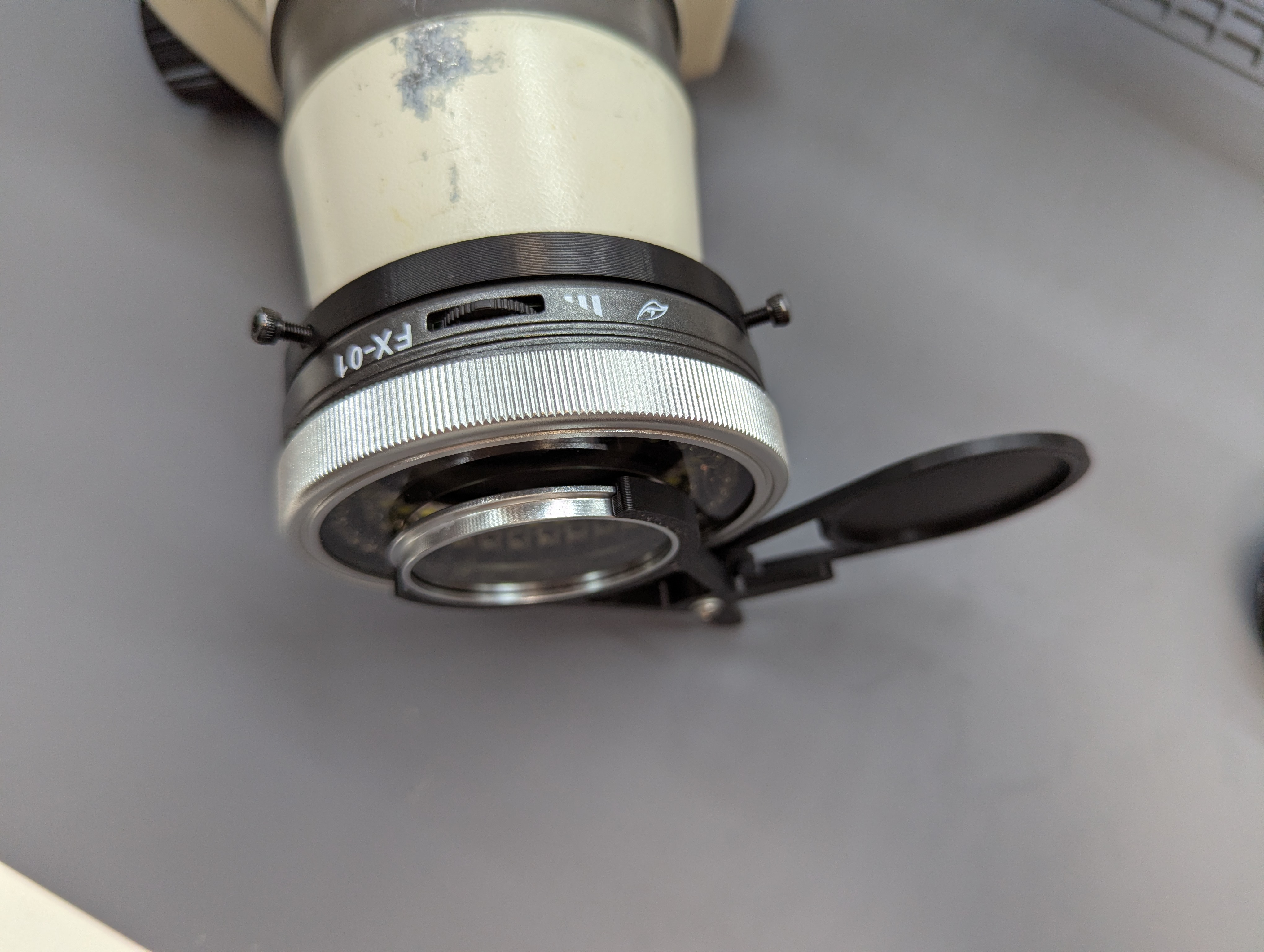 Microscope polarized lens flip mount
