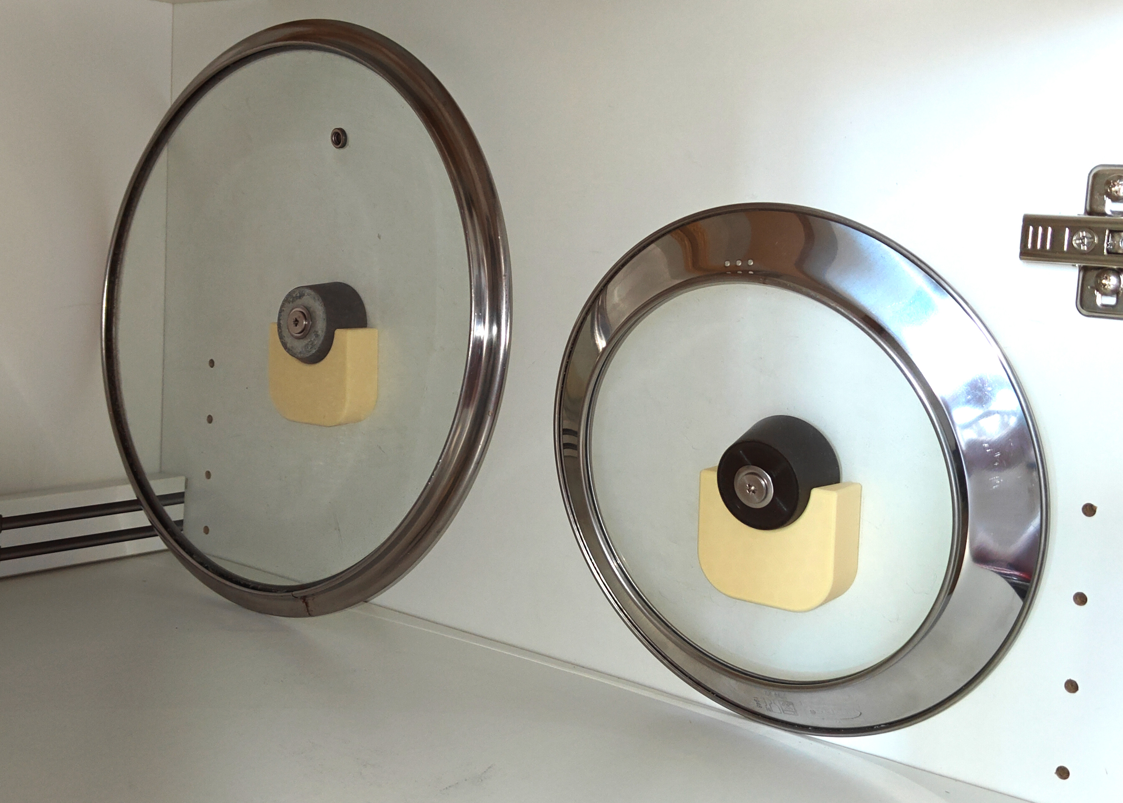 Pan lid holder