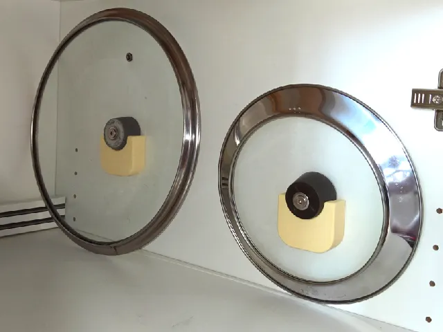 Pan lid holder