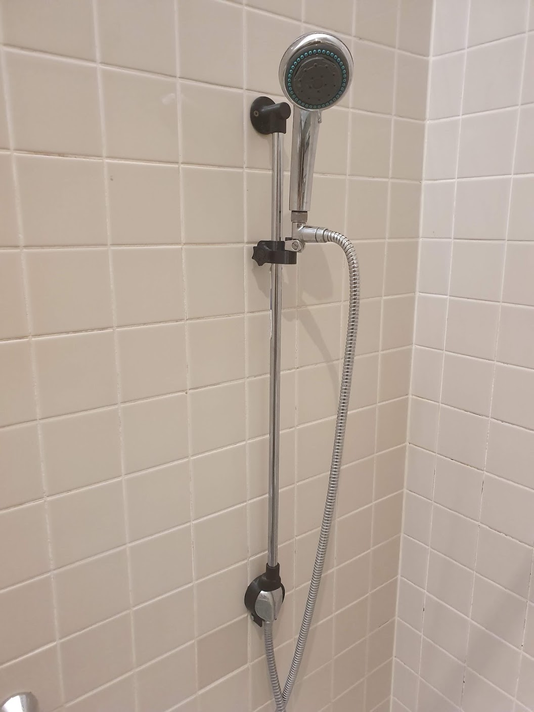 Shower head pole connections