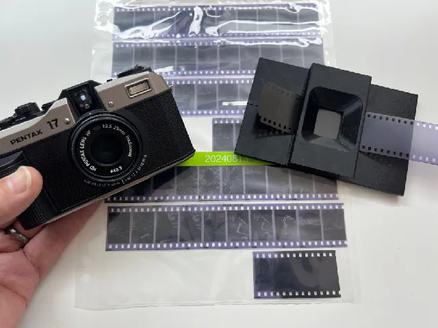 Half-frame 35mm Negative Holder compatible with Pentax 17 and Valoi base