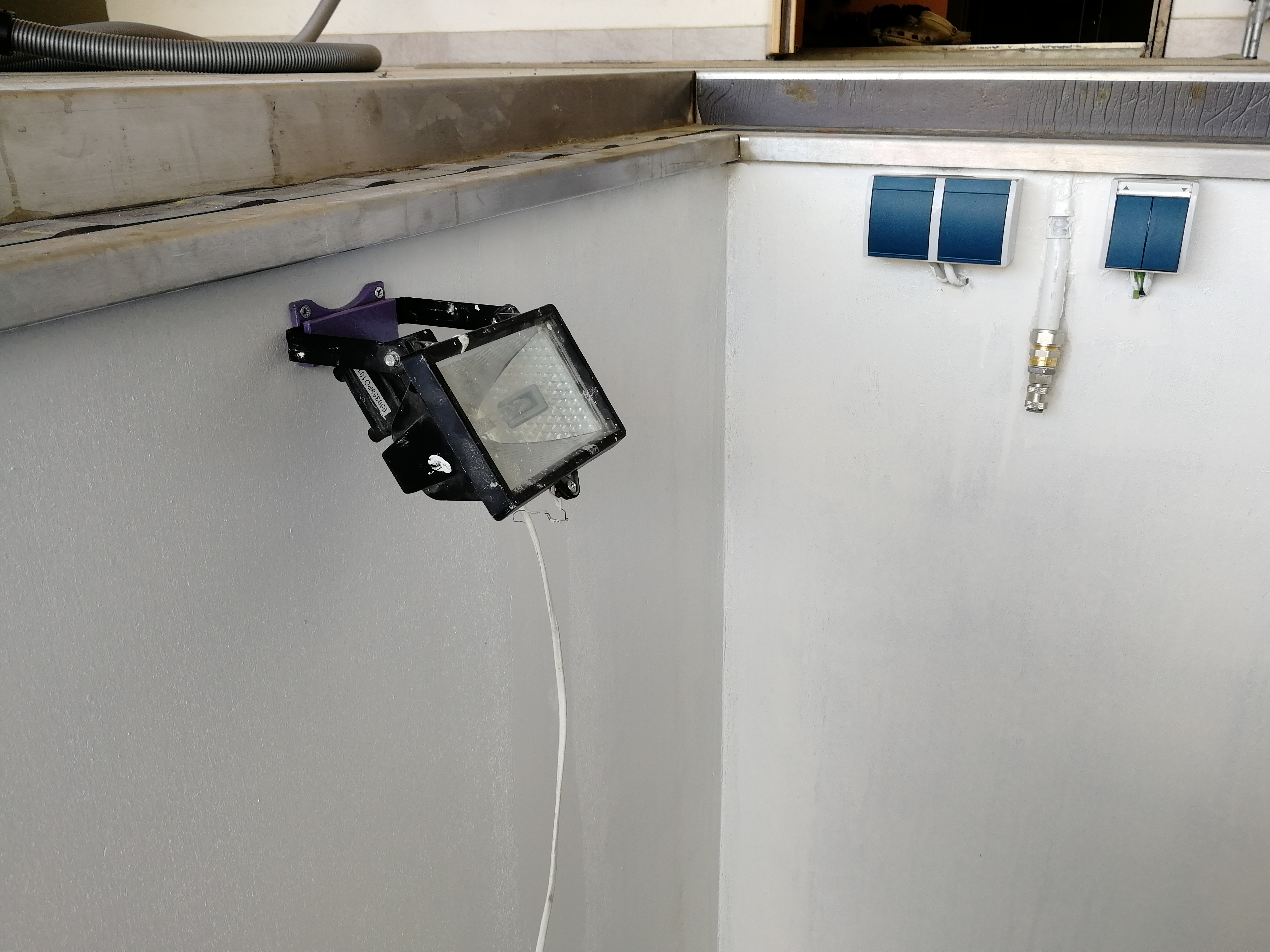 Halogen uchyt (Halogen lamp bracket)