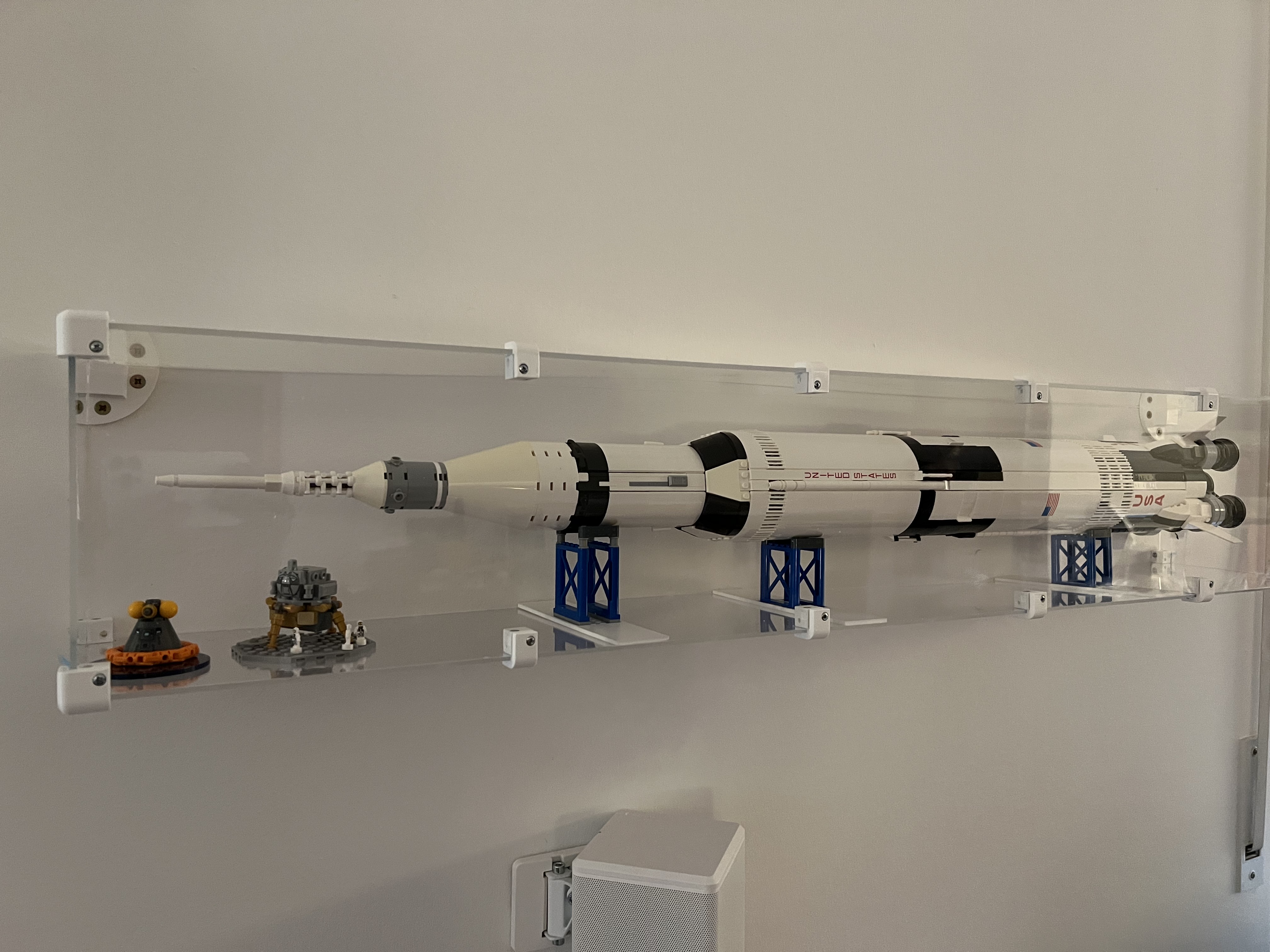 Connectors for custom built acrylic showcases