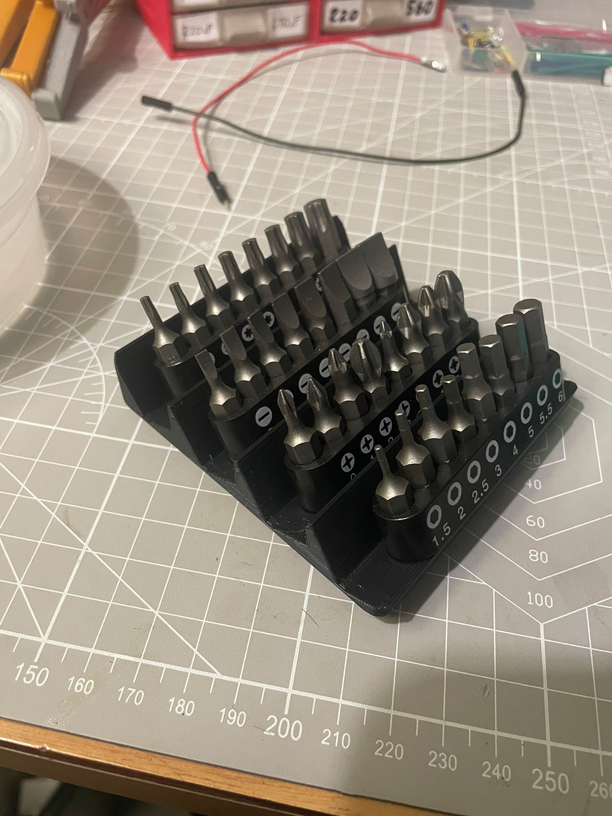 Miniatura 2 do modelo 3D Gridfinity Hex bit holder rack remix