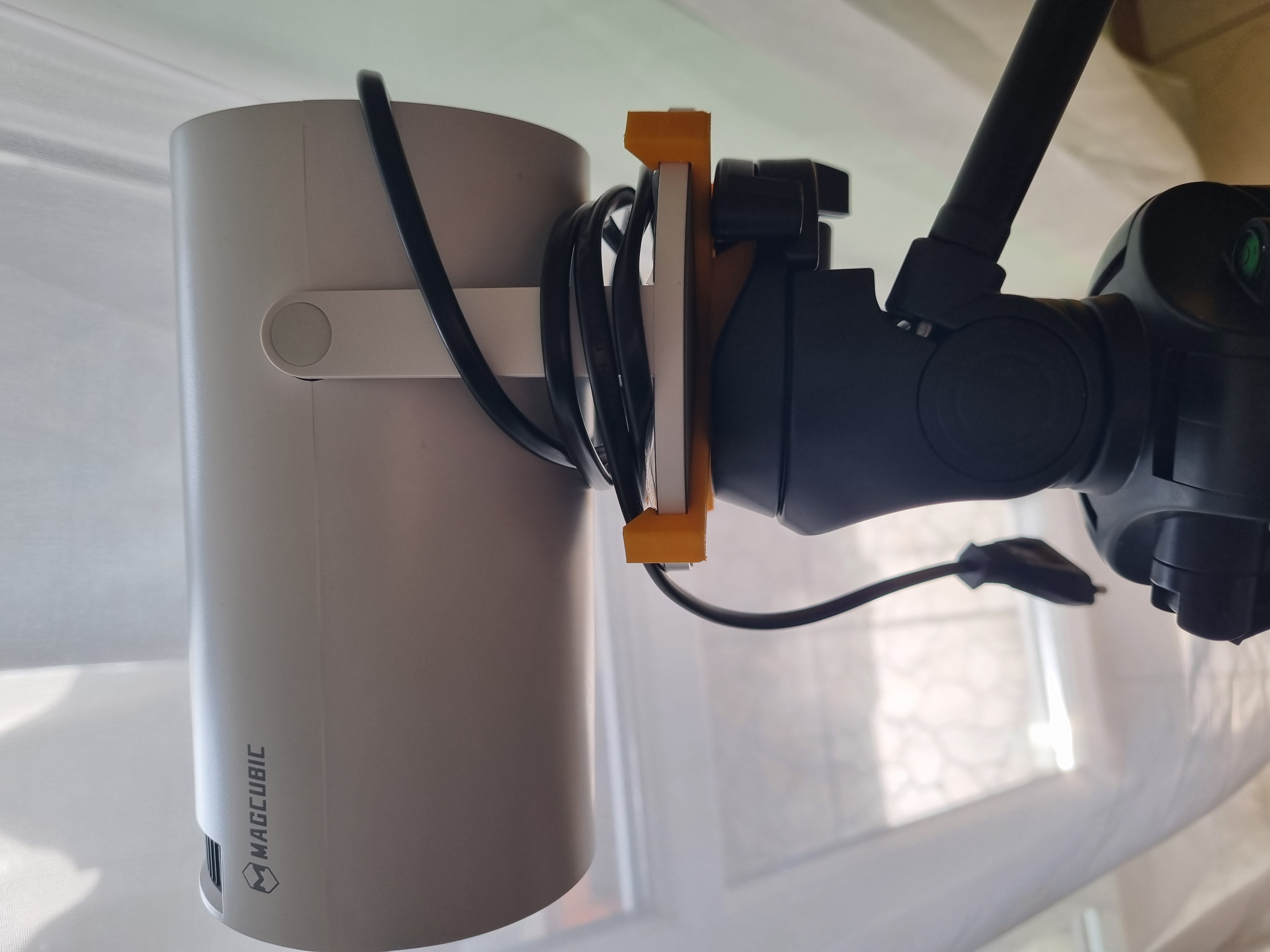 Magcubic HY300 camera tripod mount