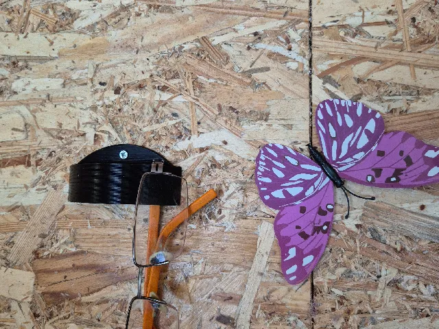 Glasses wall holder
