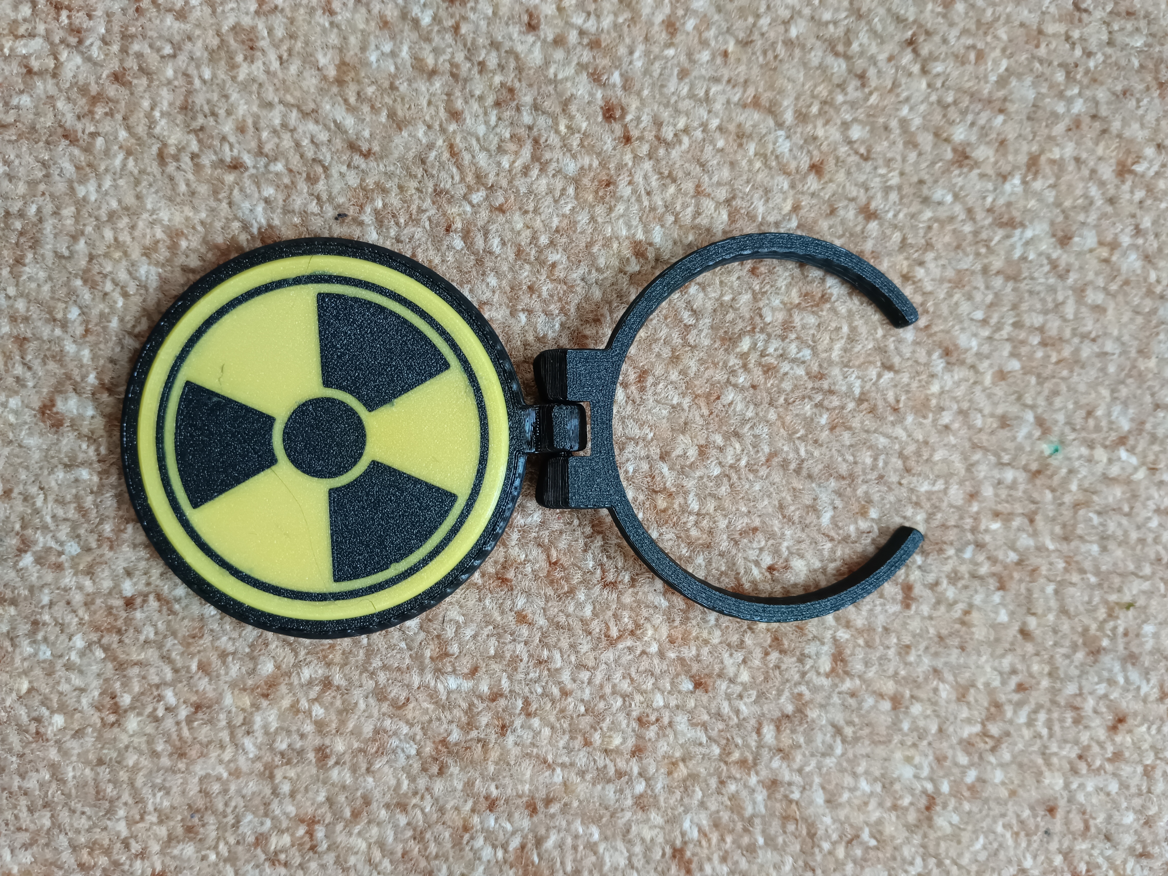 removable radioactivity emblem to lid metal cans (0,5L & 0,33L)