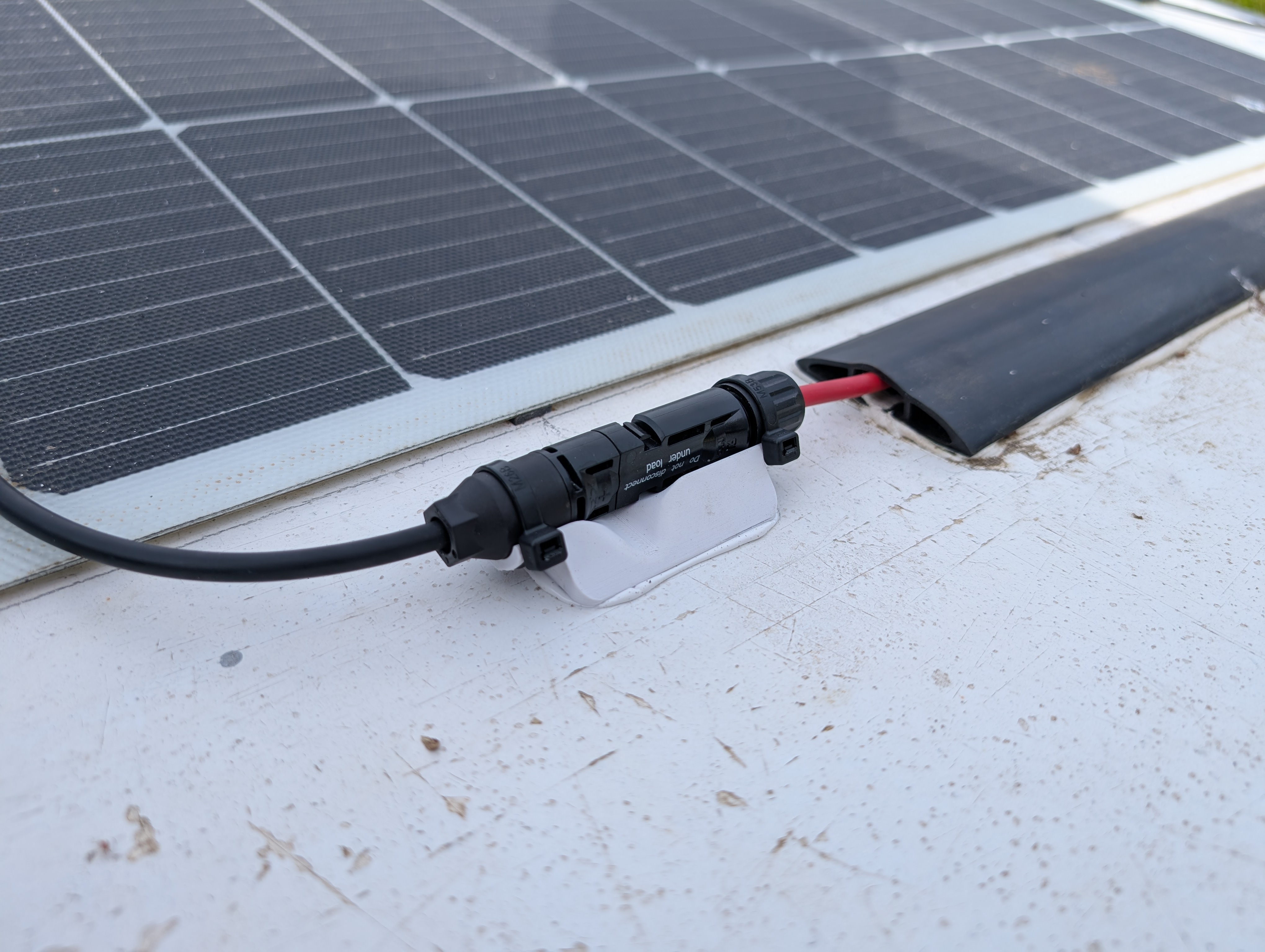 MC4 connector roof mount