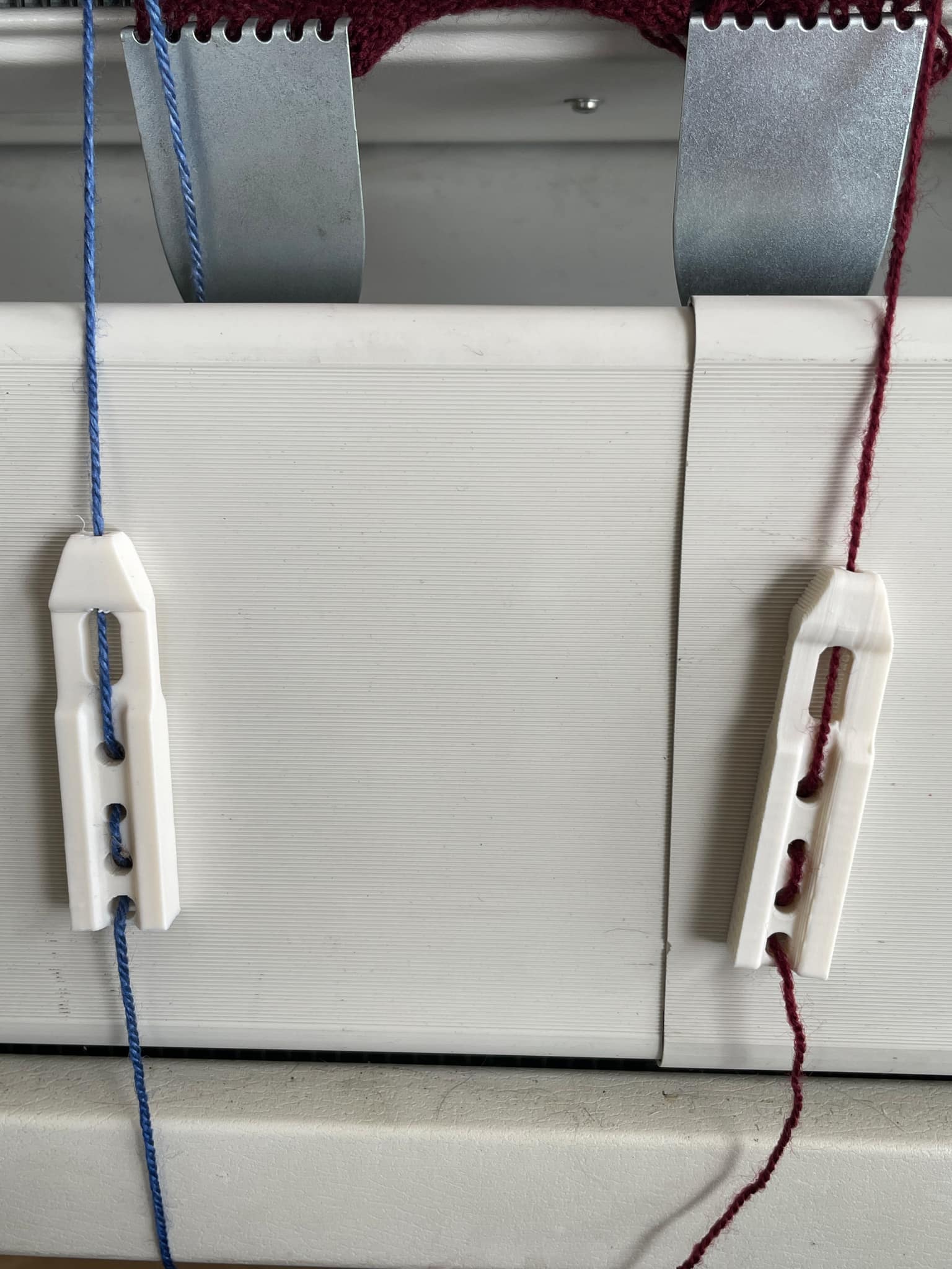 Intarsia sinkers for knitting machines (yarn bobbin/weights)