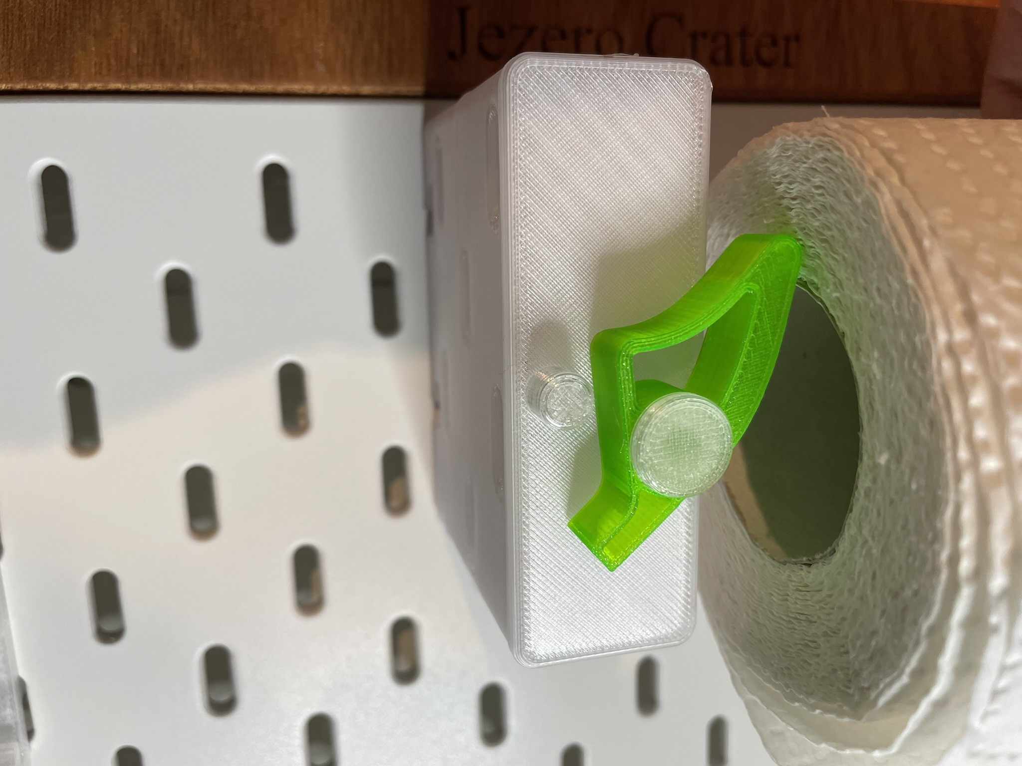 Quick reload paper towel holder for Skadis pegboard by PjotrStrog