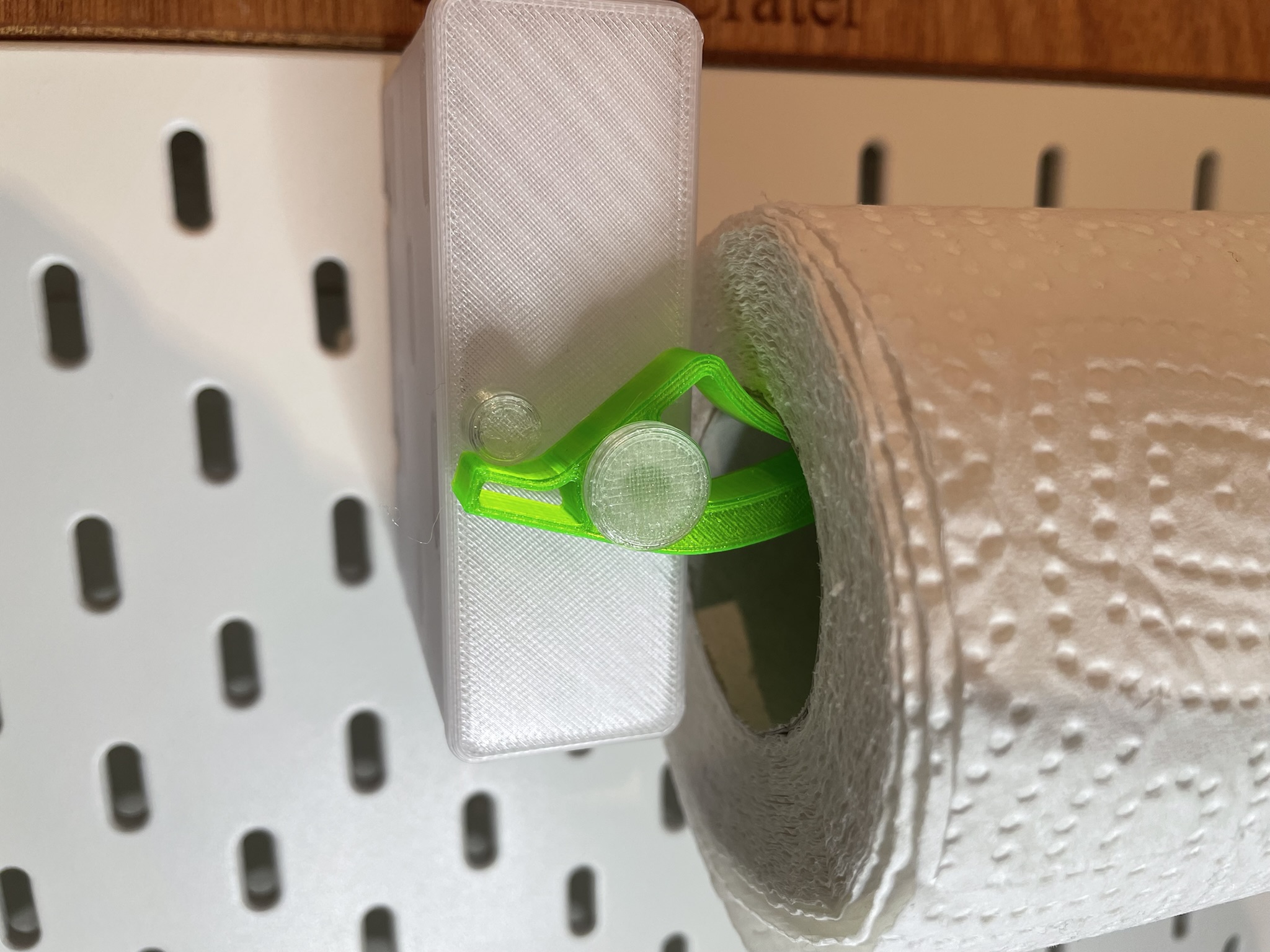 Quick reload paper towel holder for Skadis pegboard