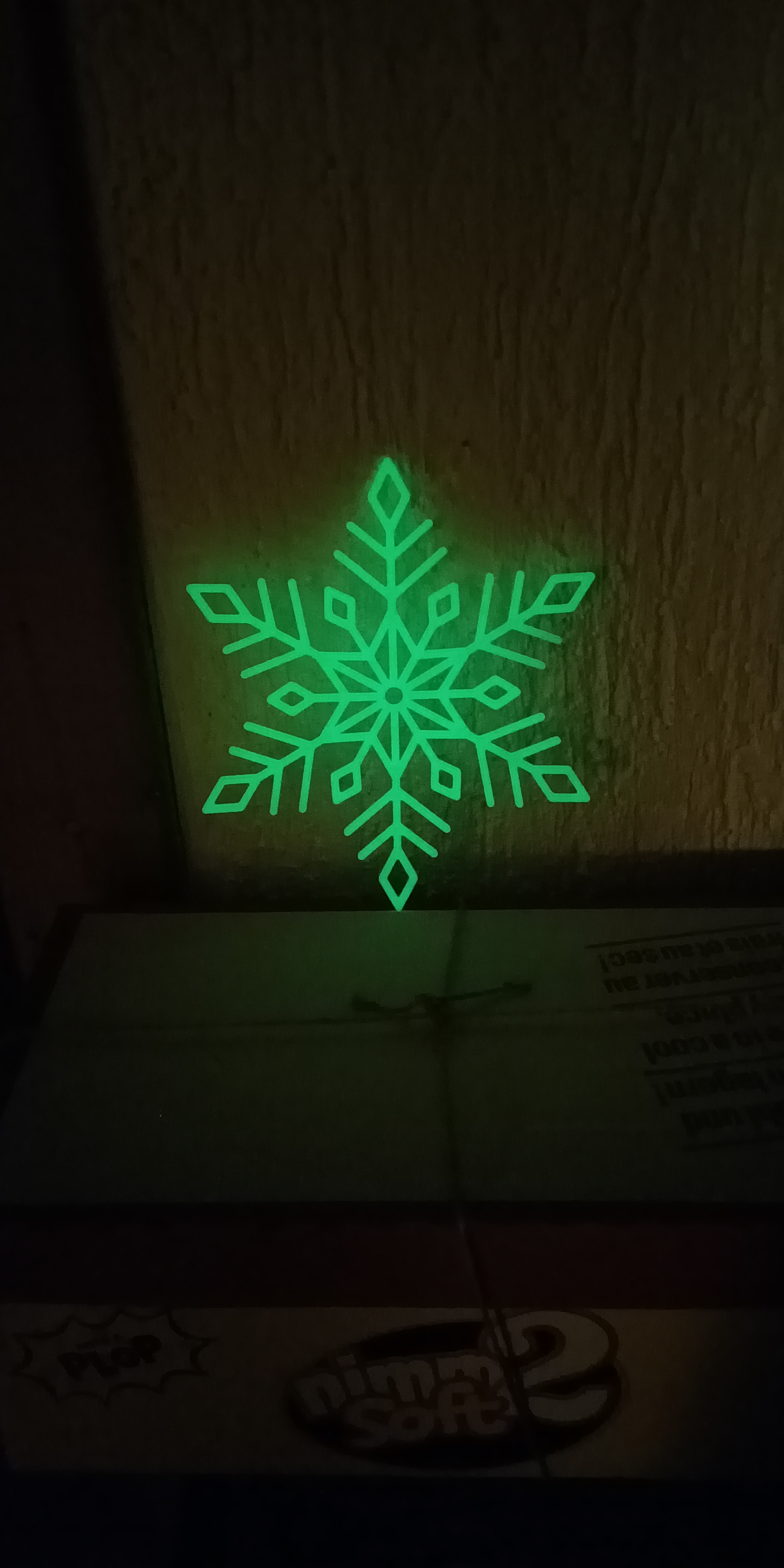 Vánoční vločka svítící ve tmě - Christmas snowflake glowing in the dark