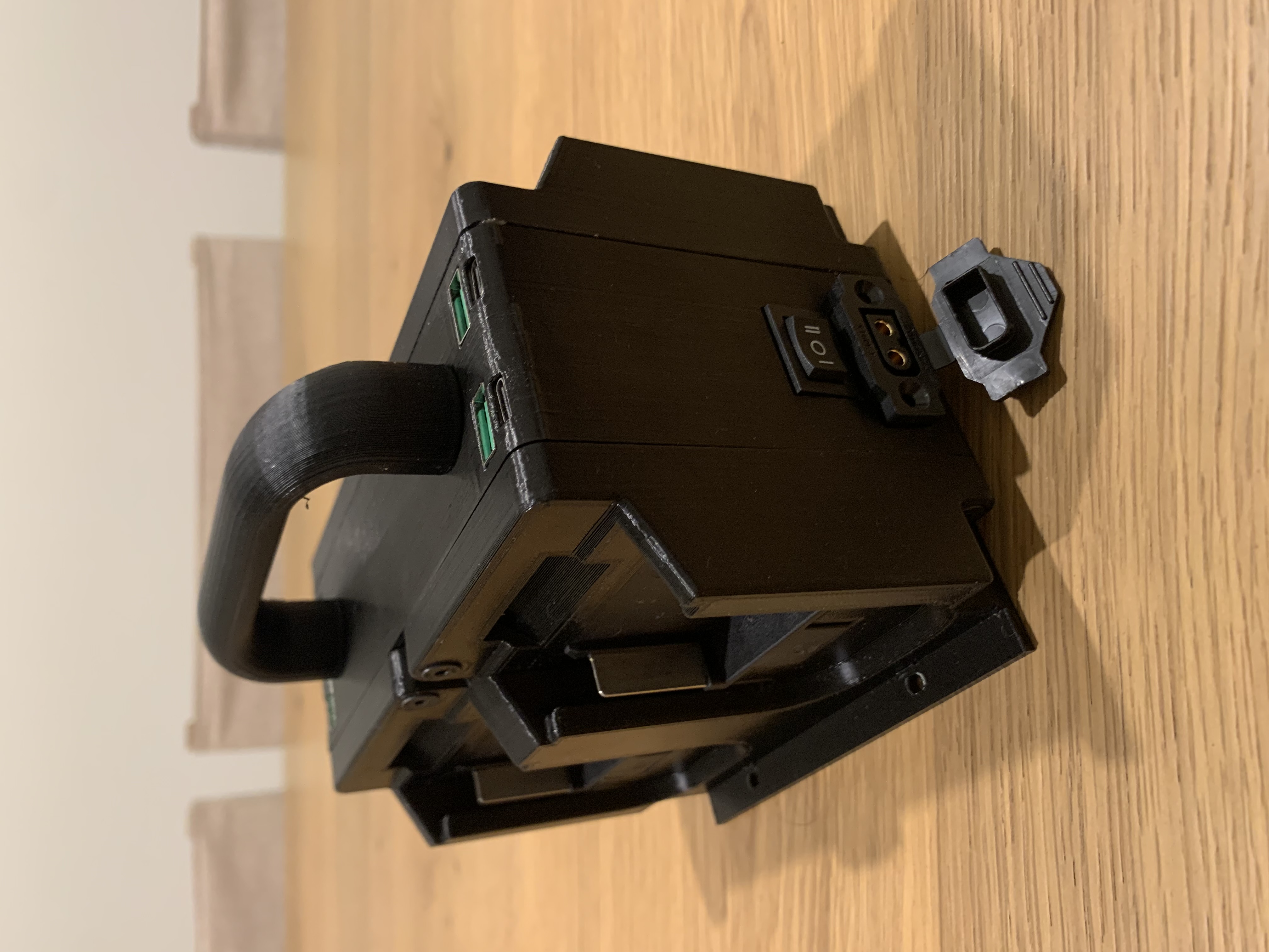 Makita Power Station - Type A & C Fast Charging, Quick connect for 120V AC Power