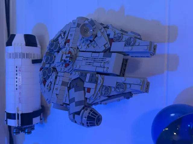 Midi Scale Millennium Falcon (75375) Wall Mount
