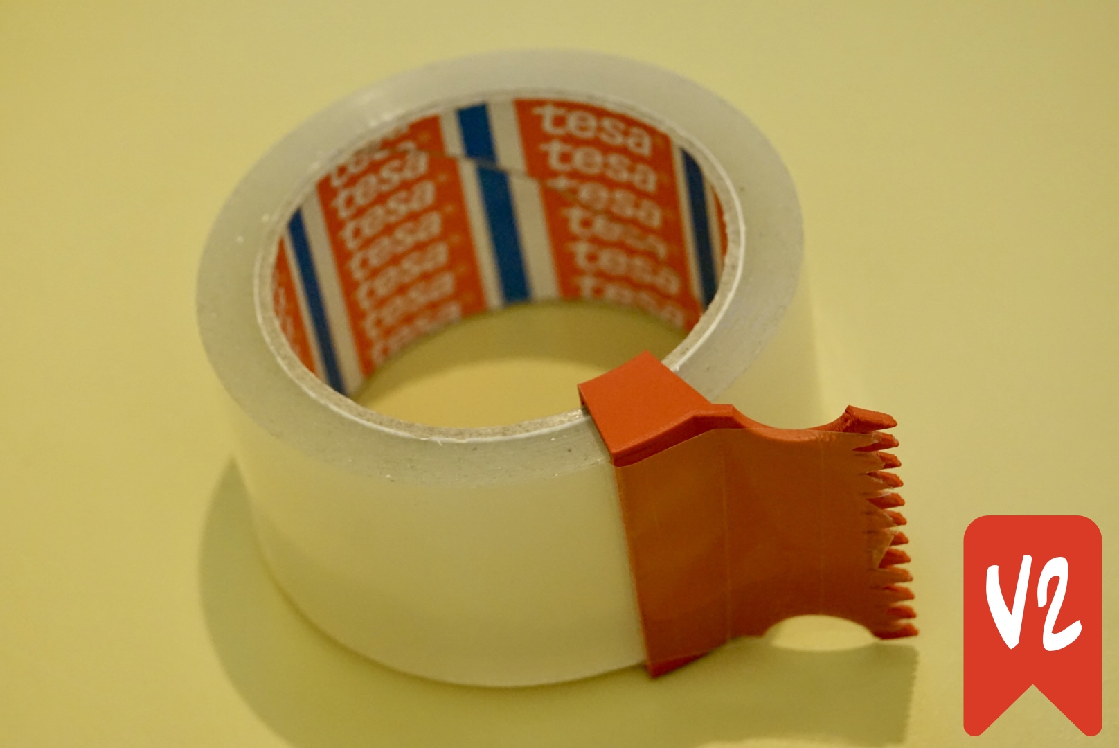 Minimalistic tape dispenser roller with cutter