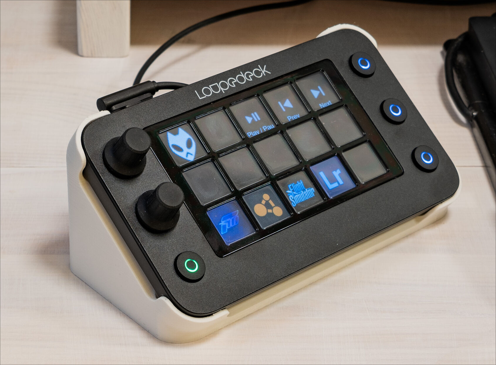 Loupedeck Live S Stand