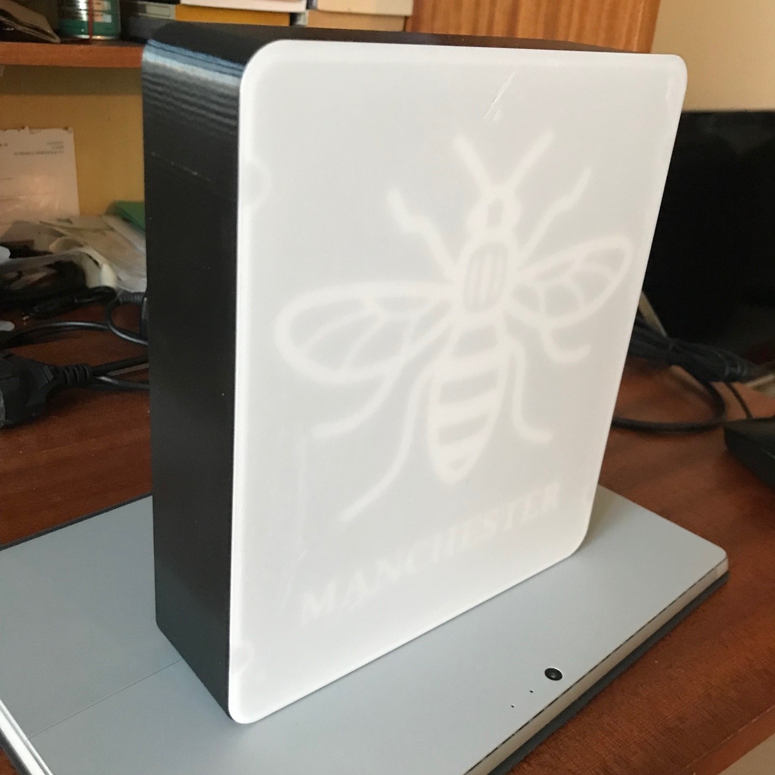 Manchester worker bee night light — miniatura 2