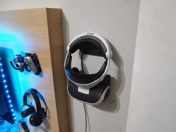 simple wallmounted holder for PSVR