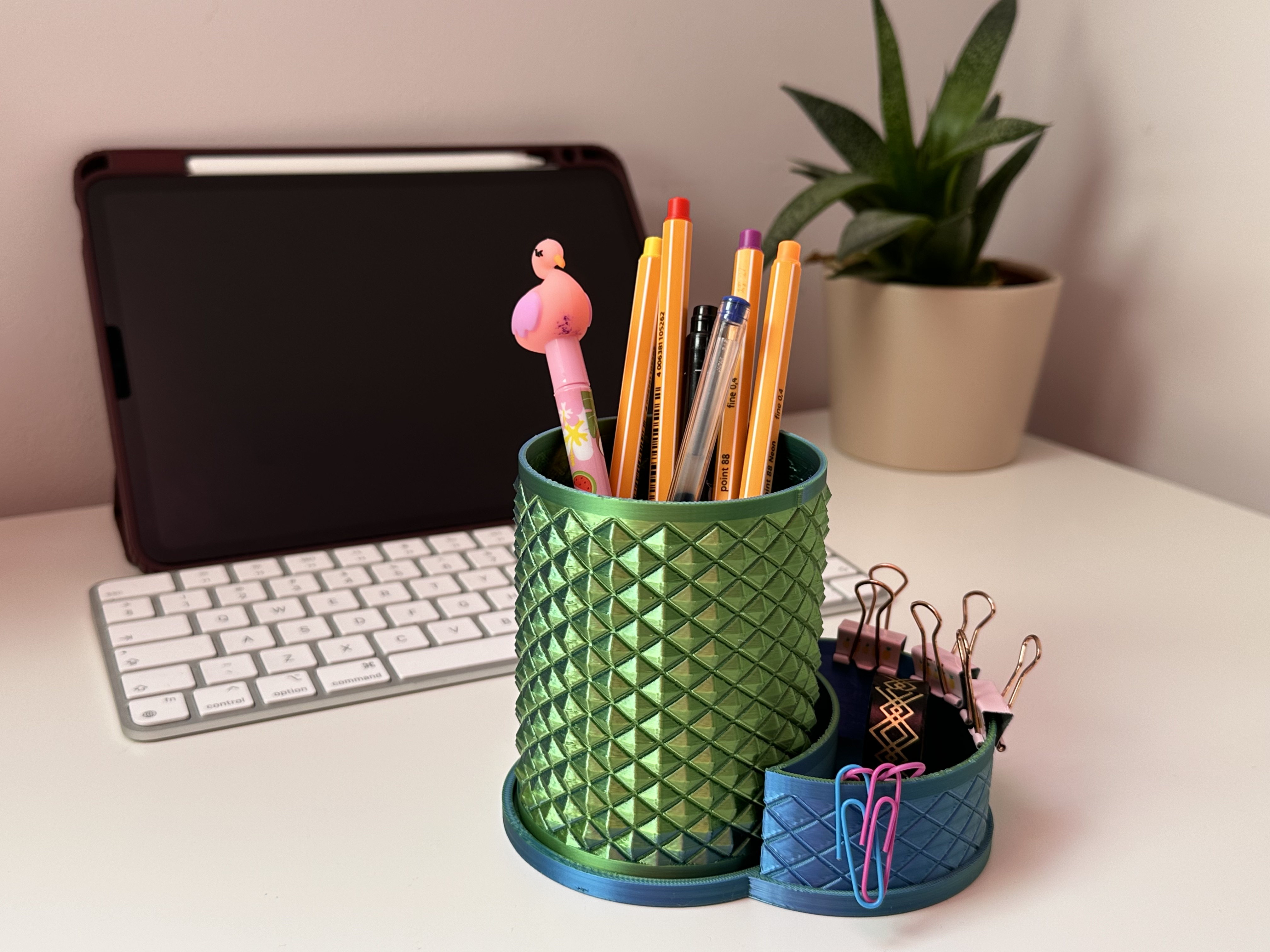 Minimalist Diamond Pattern Office Desk Organizer