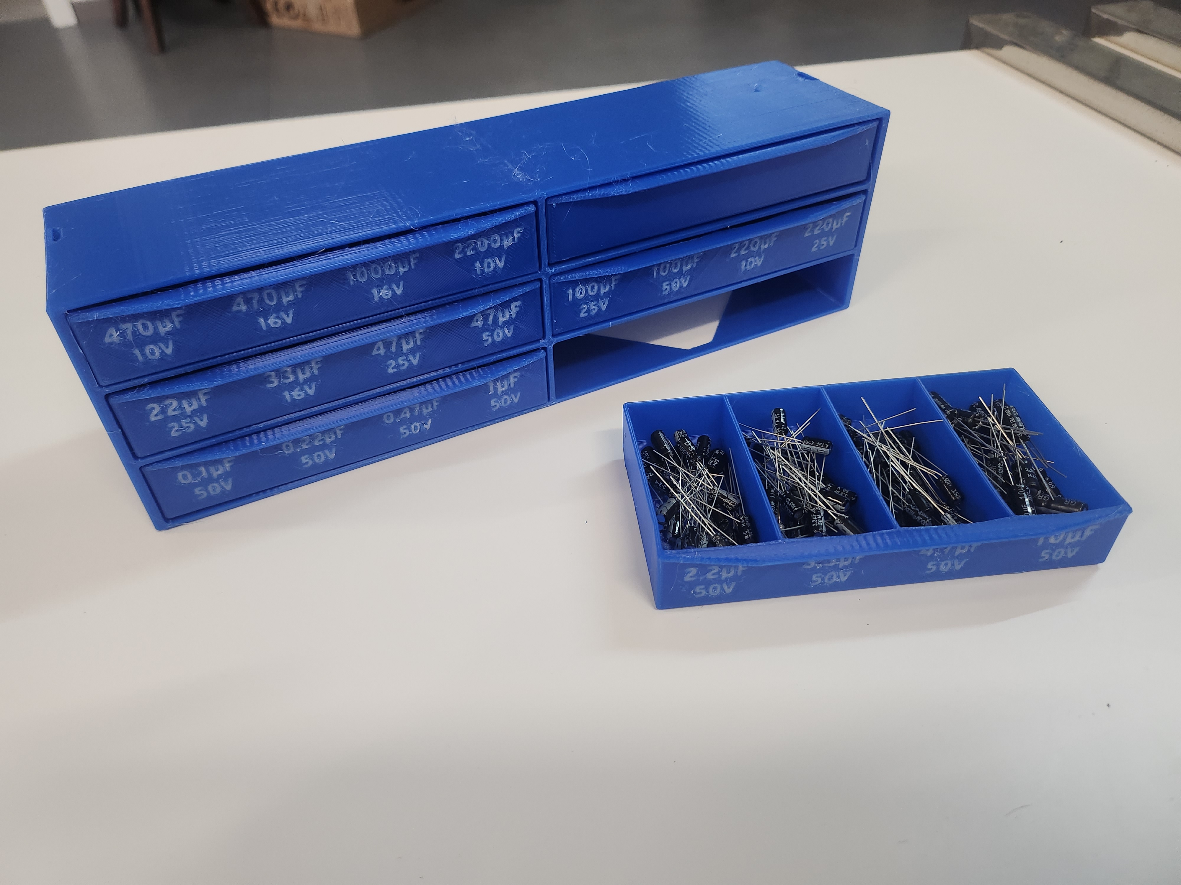Print-in-place electrolytic capacitor organizer