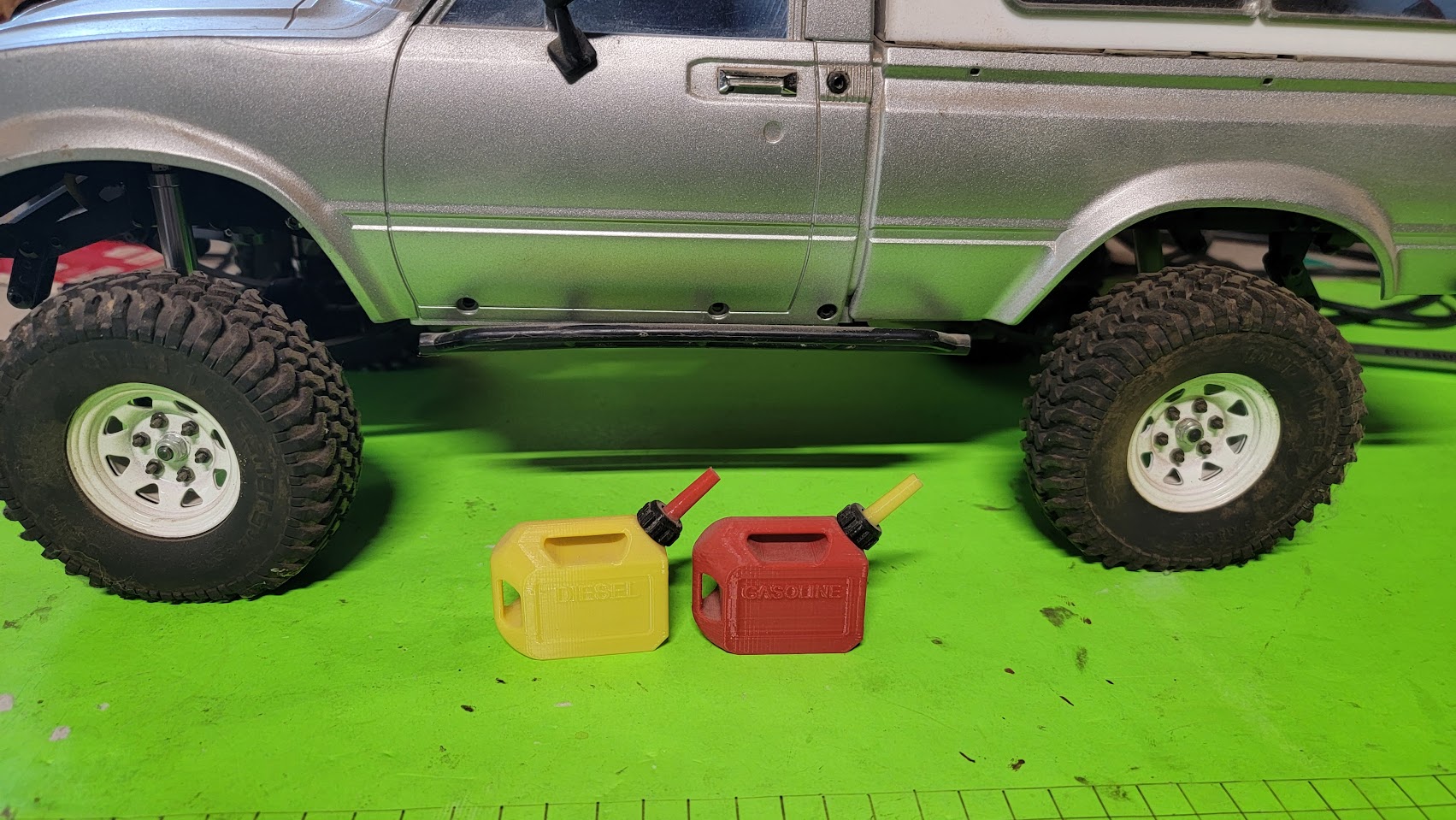 1/10 scale Hollow gas and diesel can with cap and spout