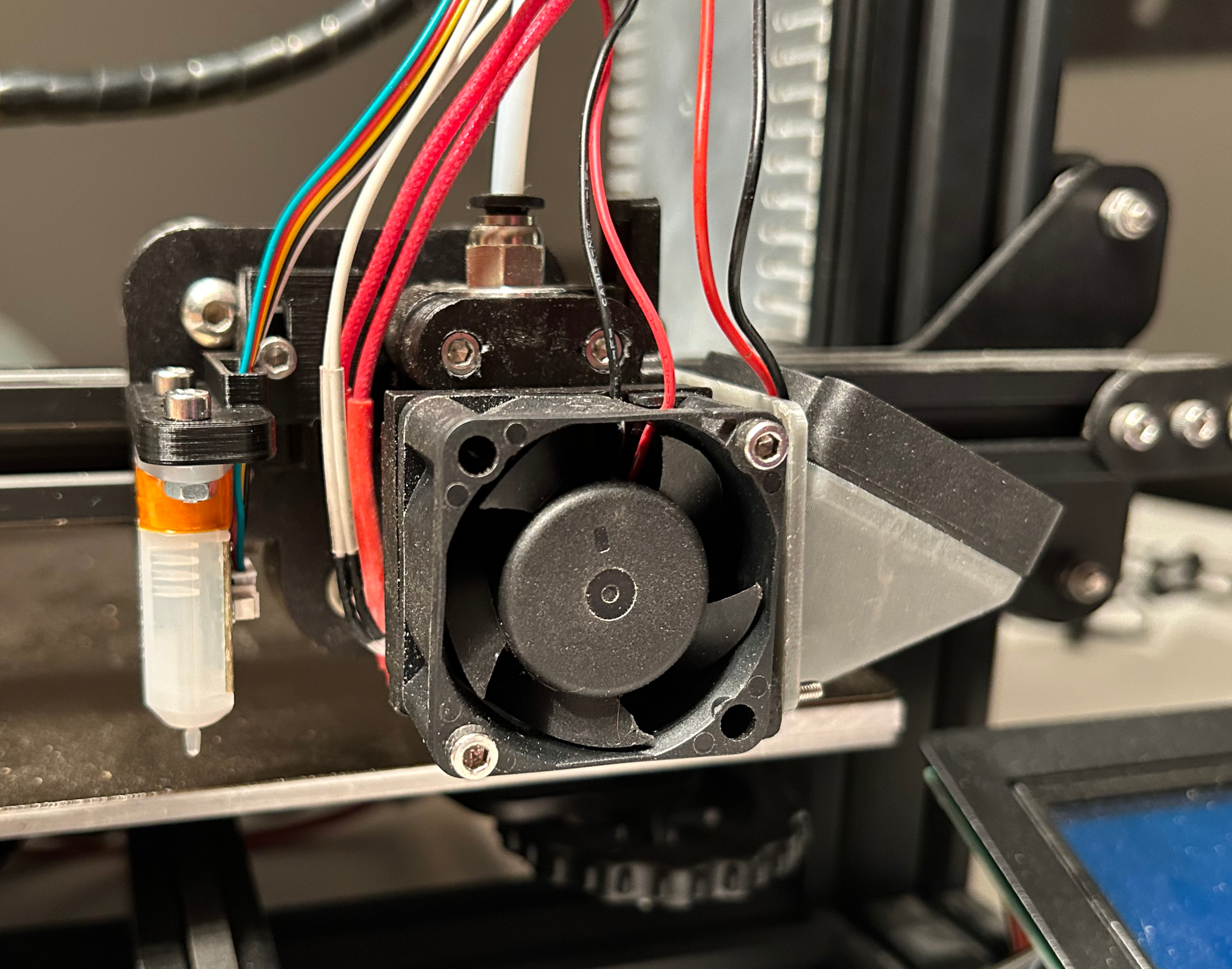 BLTouch Wing w. more space to hotend