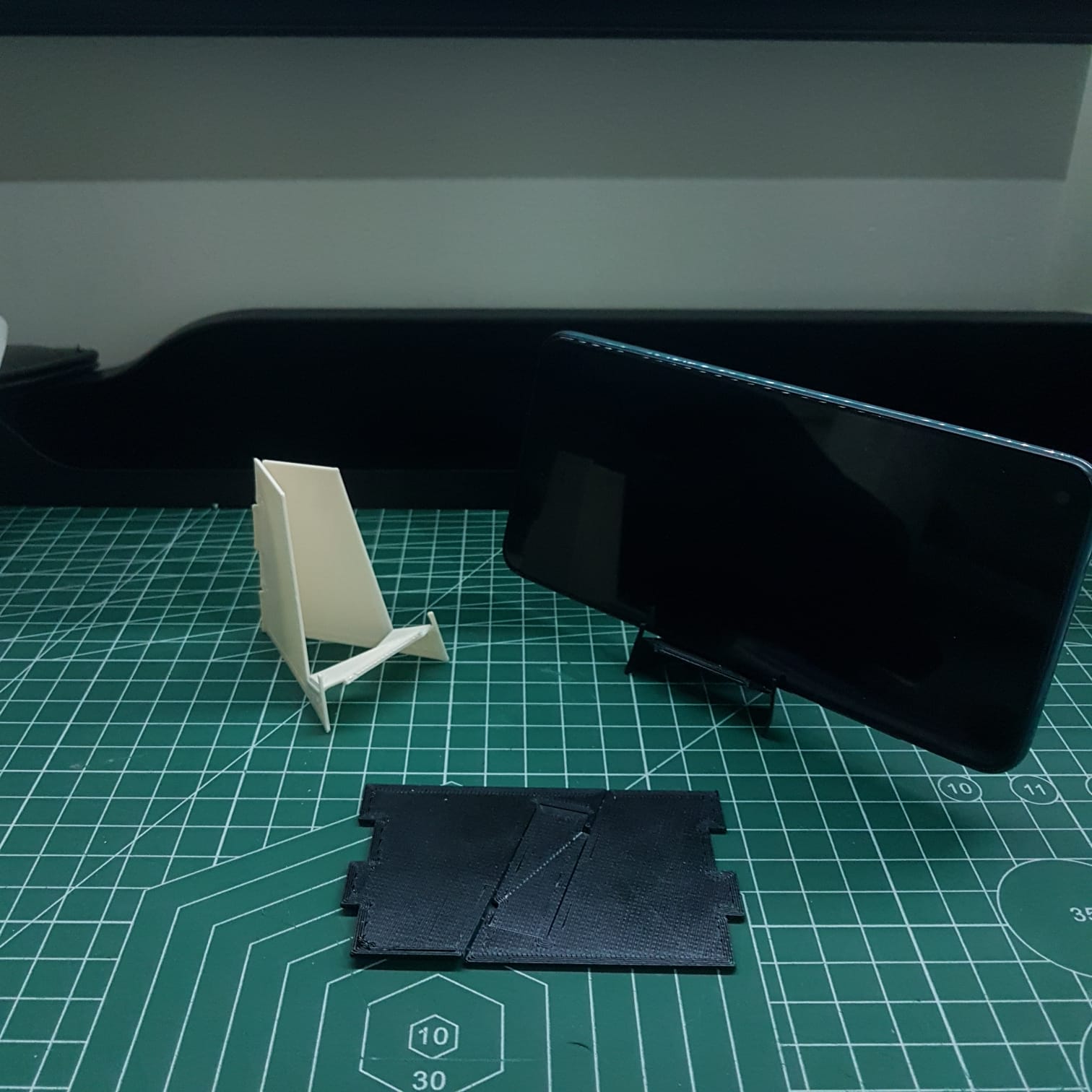 Credit Card Sized Foldable Phone Stand (print-in-place) — thumbnail 2