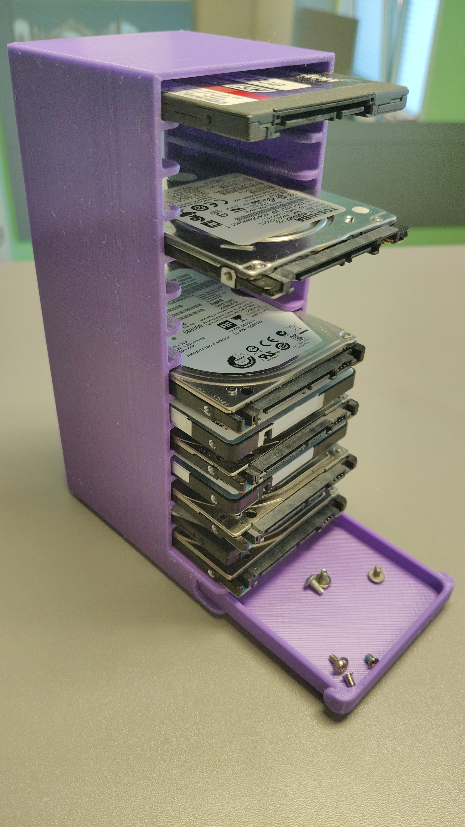 SSD or HDD 2,5" STORAGE with a drawer for screws