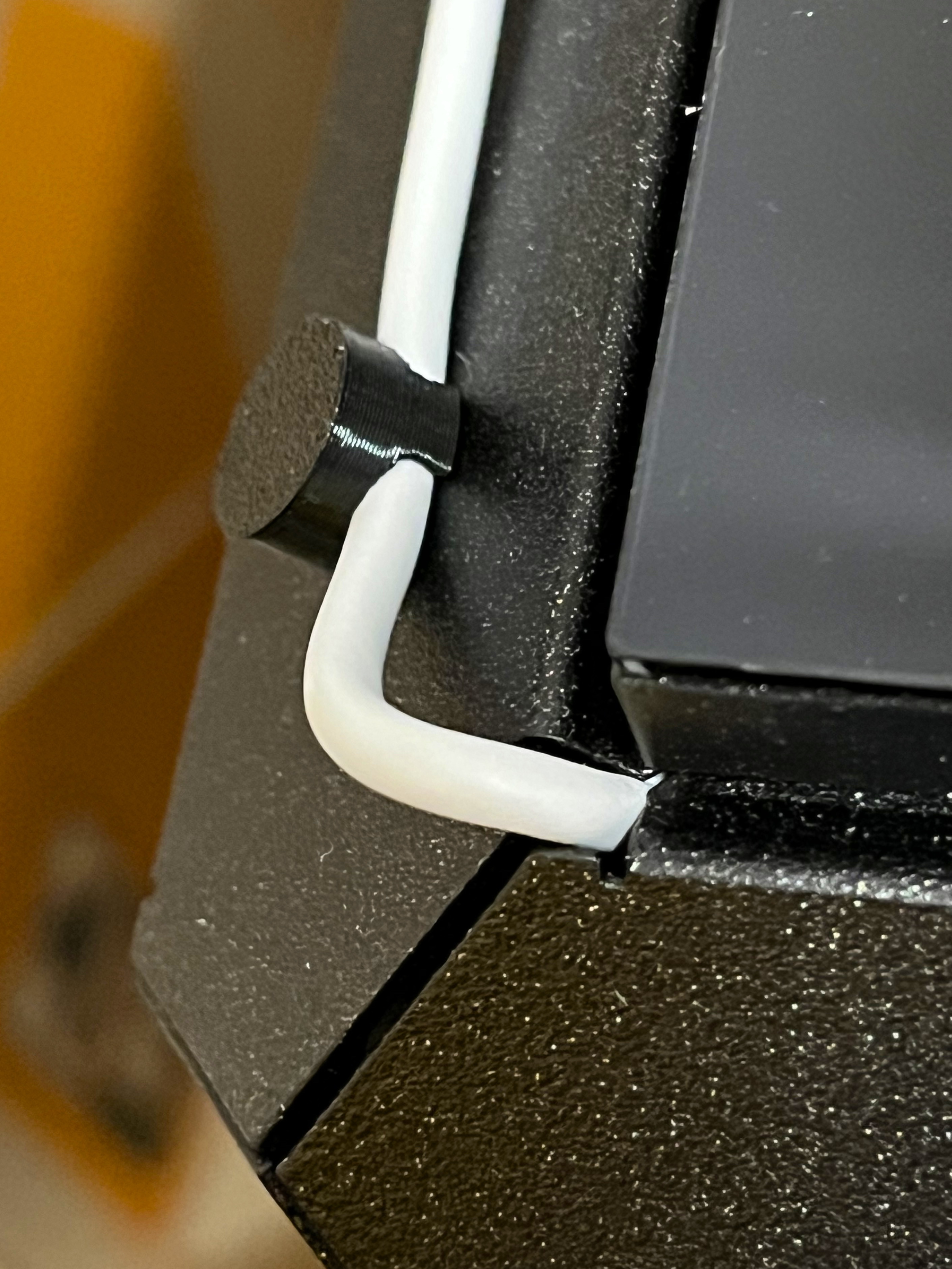 Magnetic cable mount / magnetischer Kabelhalter