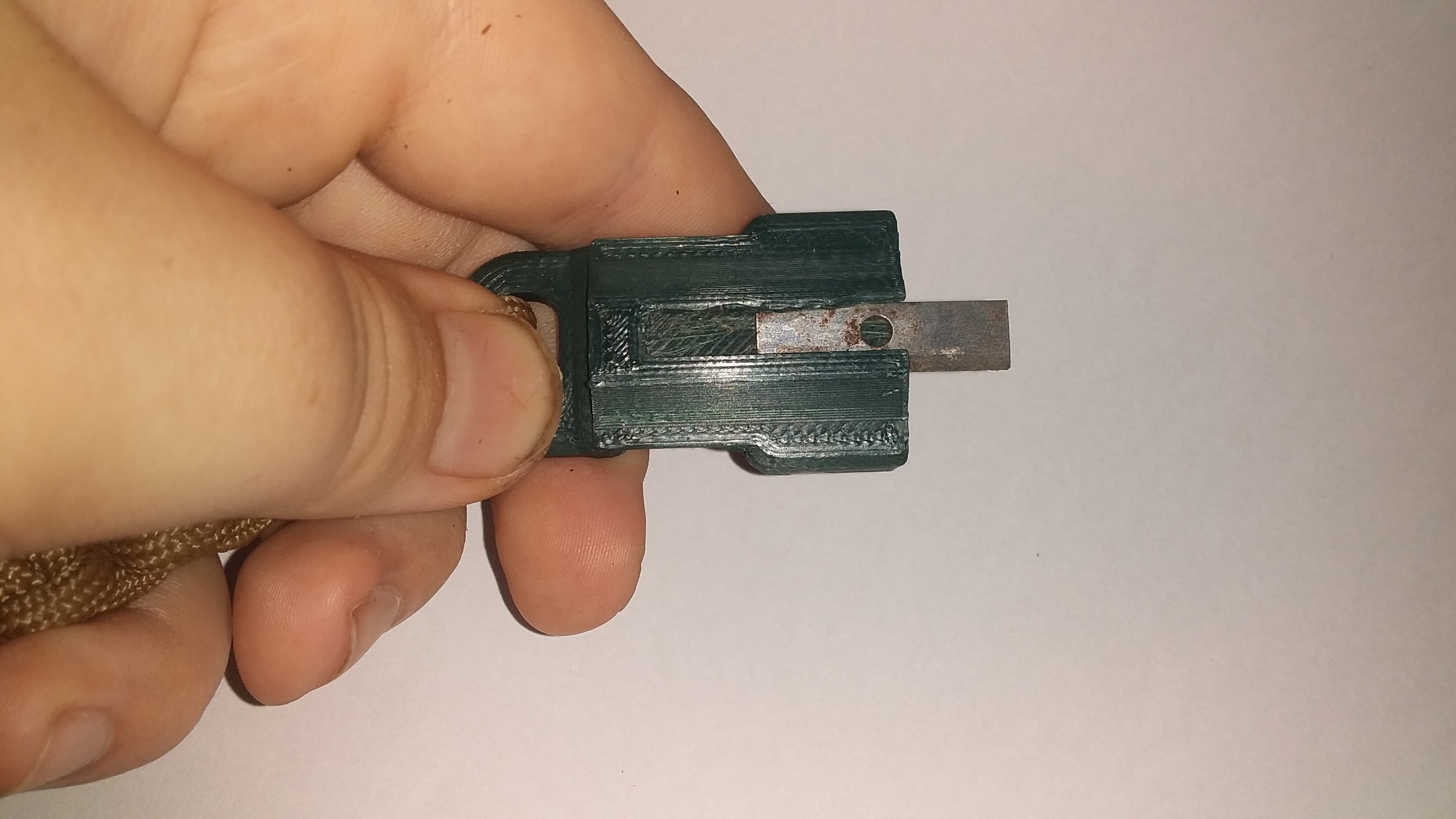 Survival braclet clip with pencil sharpener blade